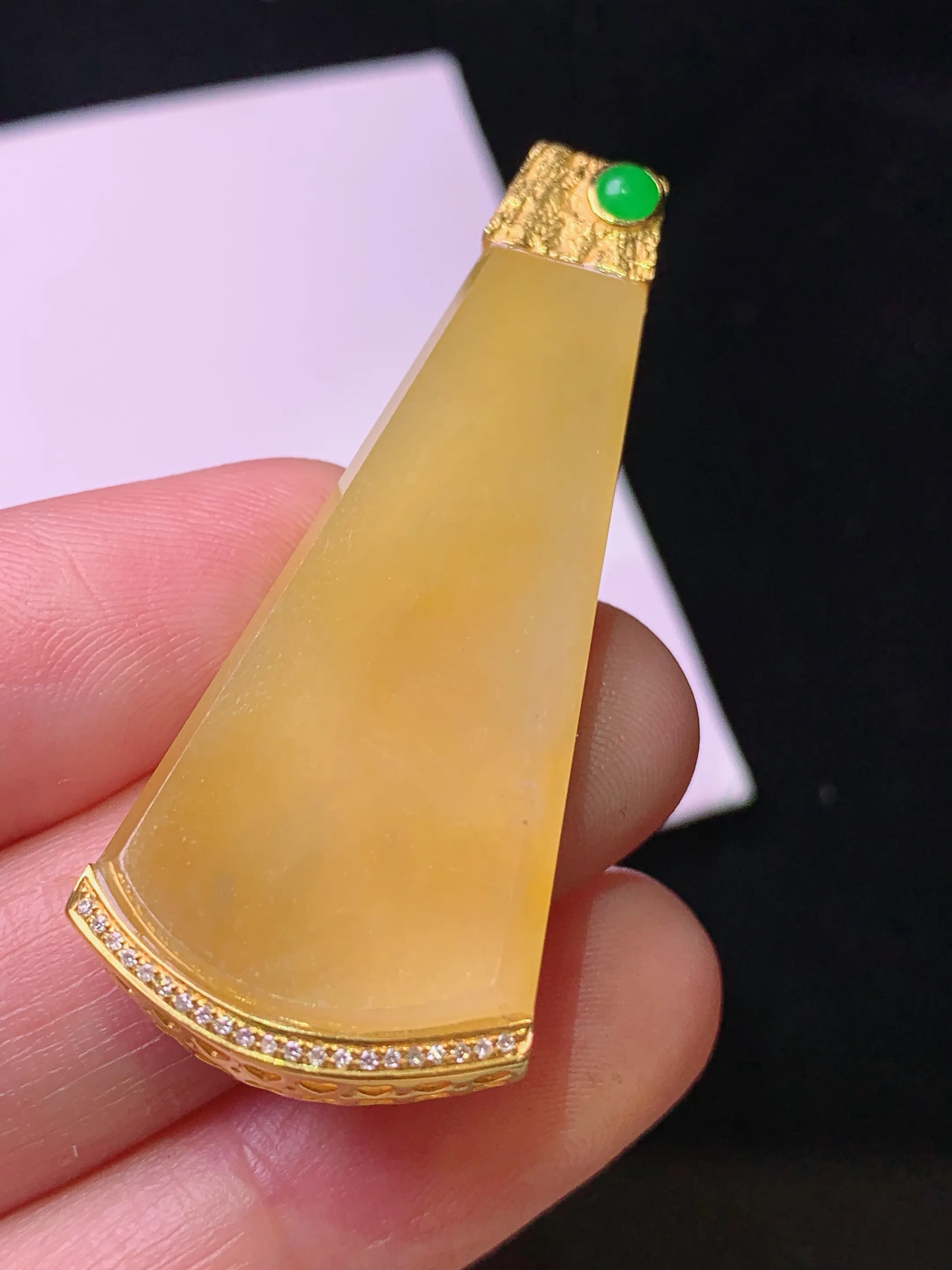 18k金钻镶嵌黄翡无事牌吊坠 玉质细腻 色泽艳丽清新 整体尺寸47*20*6.5