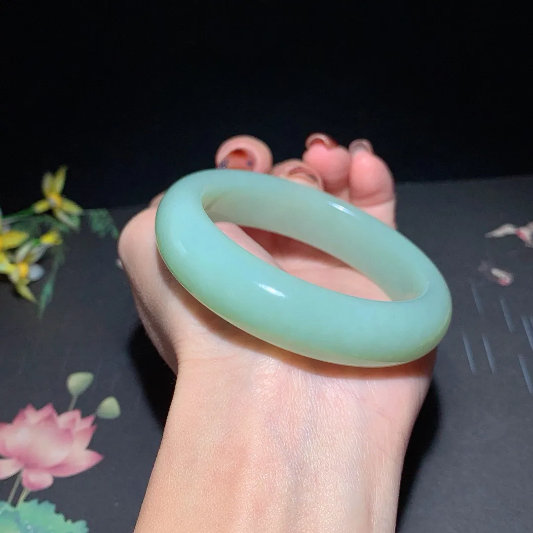 和田玉55.5圈口且末蓝手镯！玉质细腻油润 底色纯净 无裂无杂 脂粉好，品质高