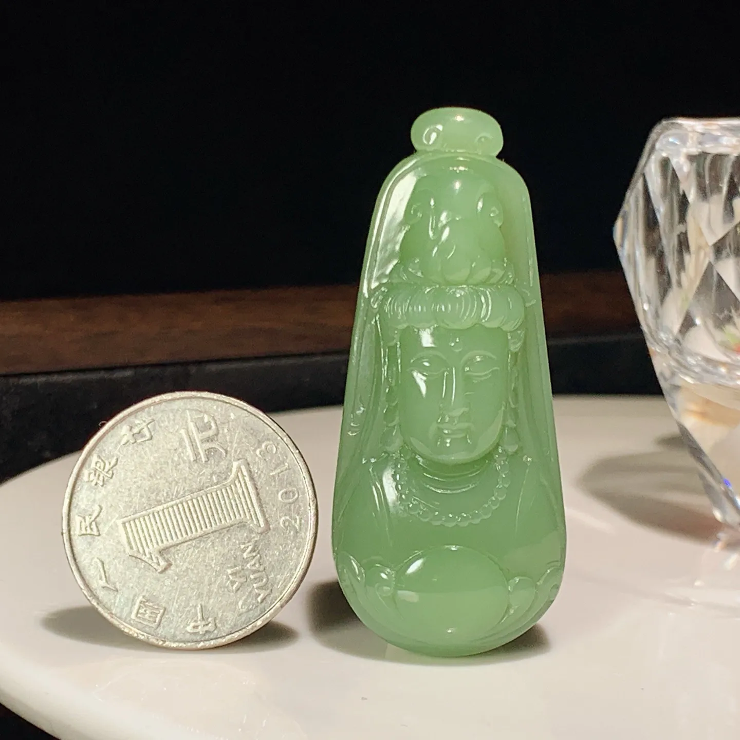 和田玉粉绿俄罗斯碧玉观音头牌子挂件。尺寸53/23/12重24克。玉质细腻油润。手推出油。佩戴高端典雅。lt251128