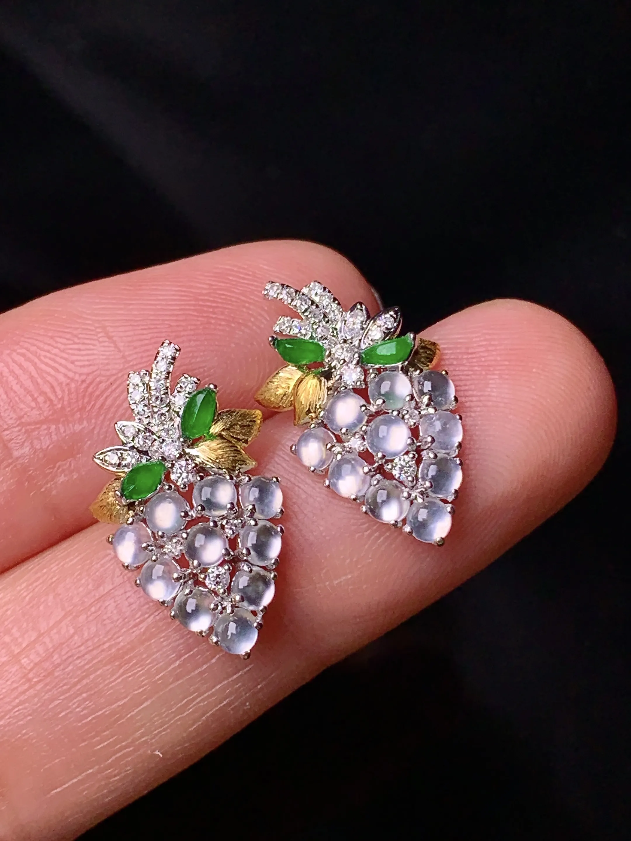 18k金钻镶嵌冰种蛋面耳钉 玉质细腻 色泽艳丽清新 整体尺寸18*11*3.5