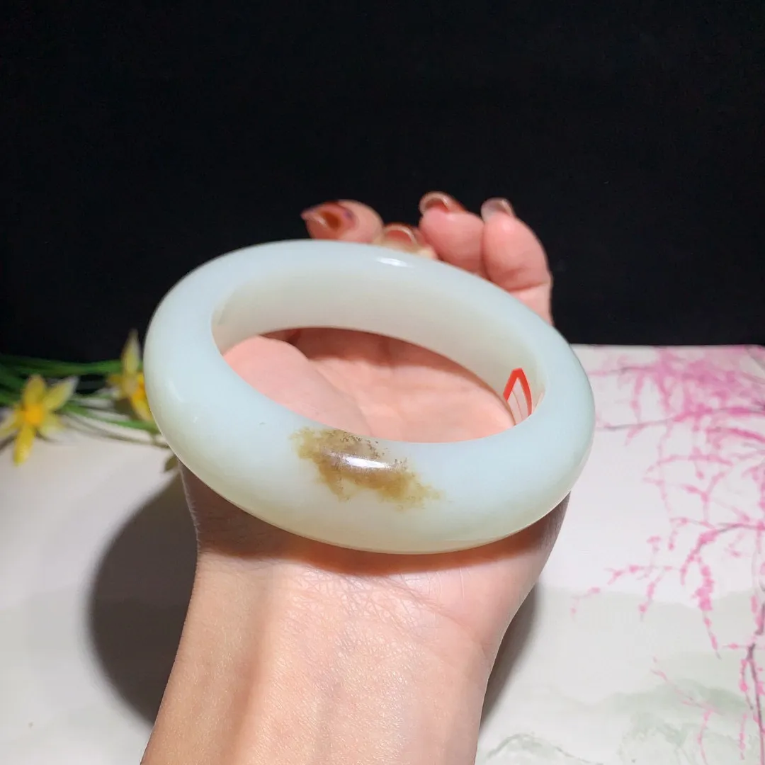 精品，和田玉62圈口且末糖手镯，玉质细腻油润 底色纯净无裂无杂 脂粉好，品质高