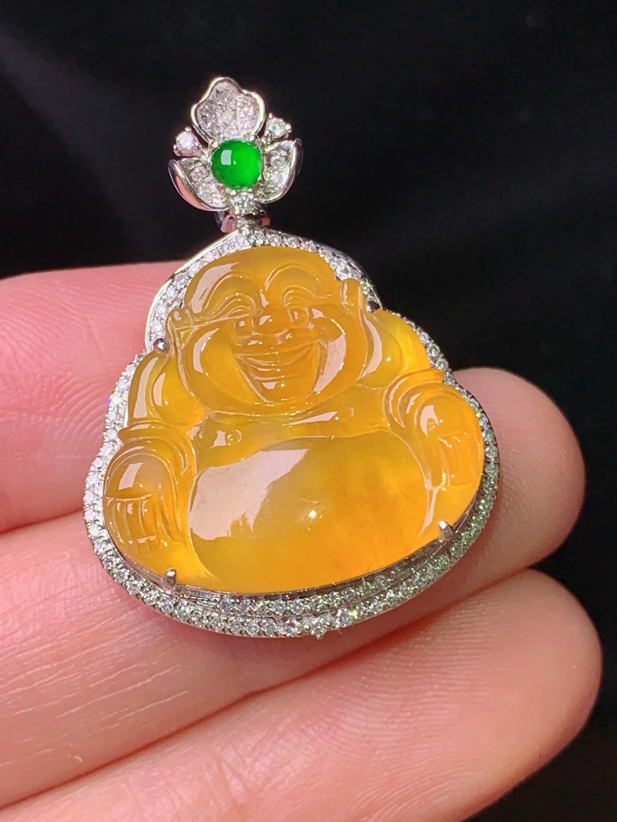 18k金钻镶嵌黄翡佛公吊坠 玉质细腻 色泽艳丽清新 整体尺寸31.5*23*8