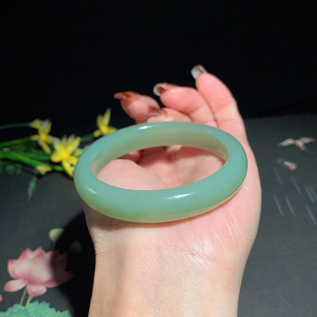 和田玉55.5圈口且末蓝手镯！玉质细腻油润 底色纯净 无裂无杂 脂粉好，品质高。