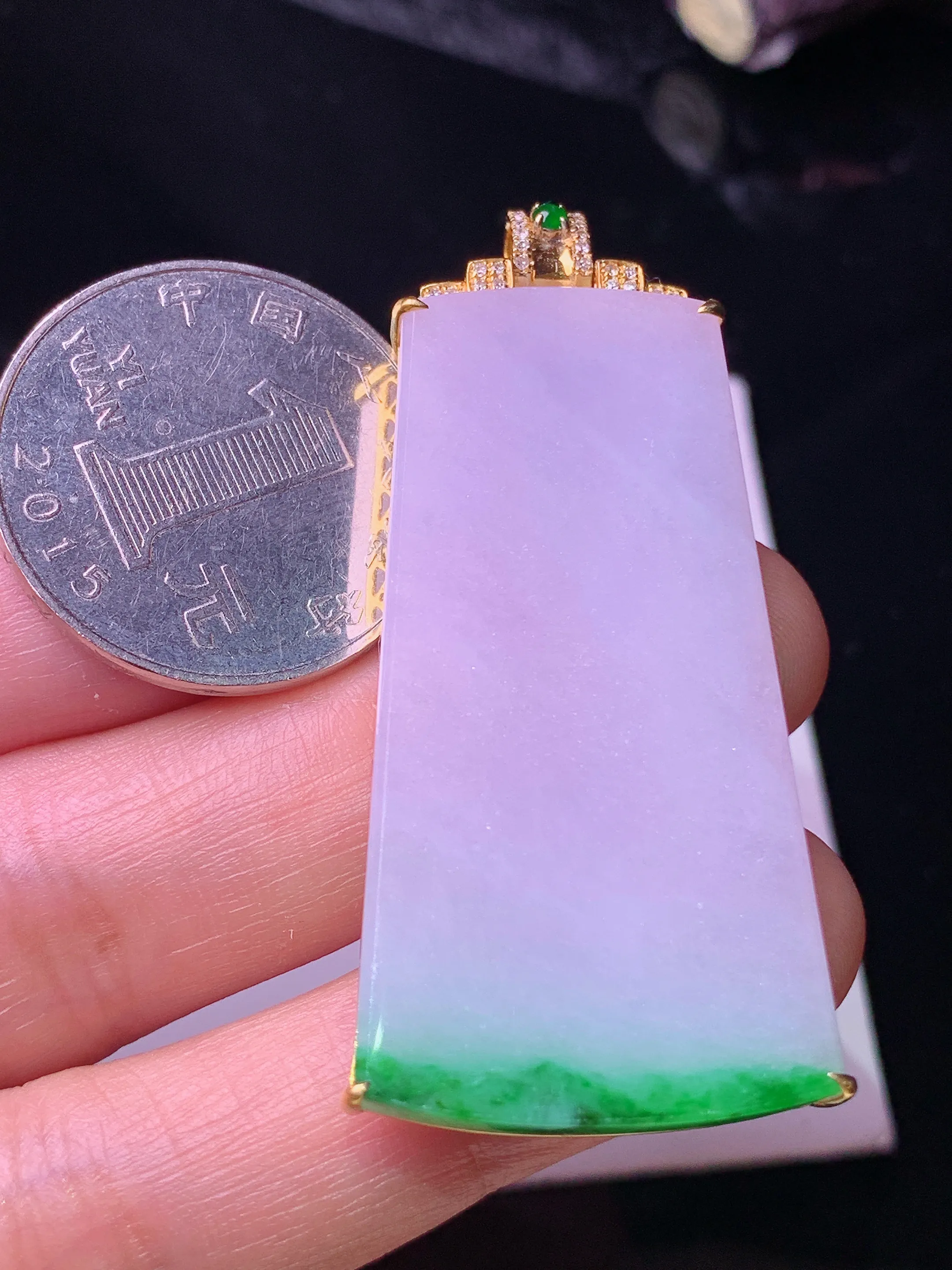 18k金钻镶嵌淡紫罗兰飘绿无事牌吊坠 玉质细腻 色泽艳丽清新 整体尺寸51.5*24.5*6.5