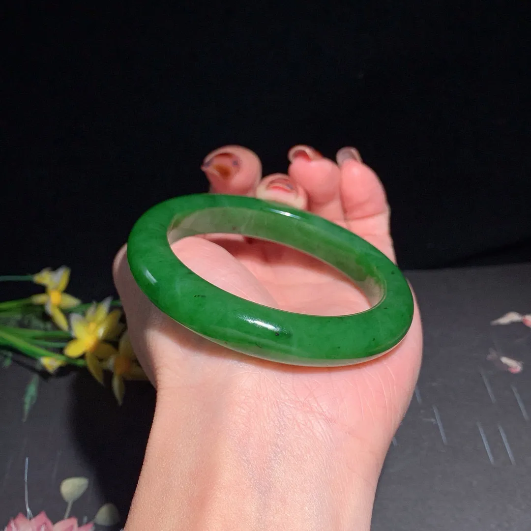 和田玉55圈口阳绿色碧玉手镯！玉质细腻油润 底色纯净 无裂无棉 脂粉好，品质高。