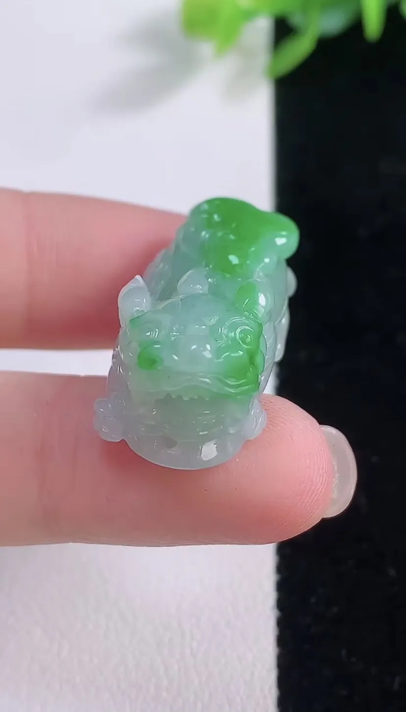 翡翠a货飘阳绿貔貅吊坠，尺寸28.5-13.4-11，重量:9.73g