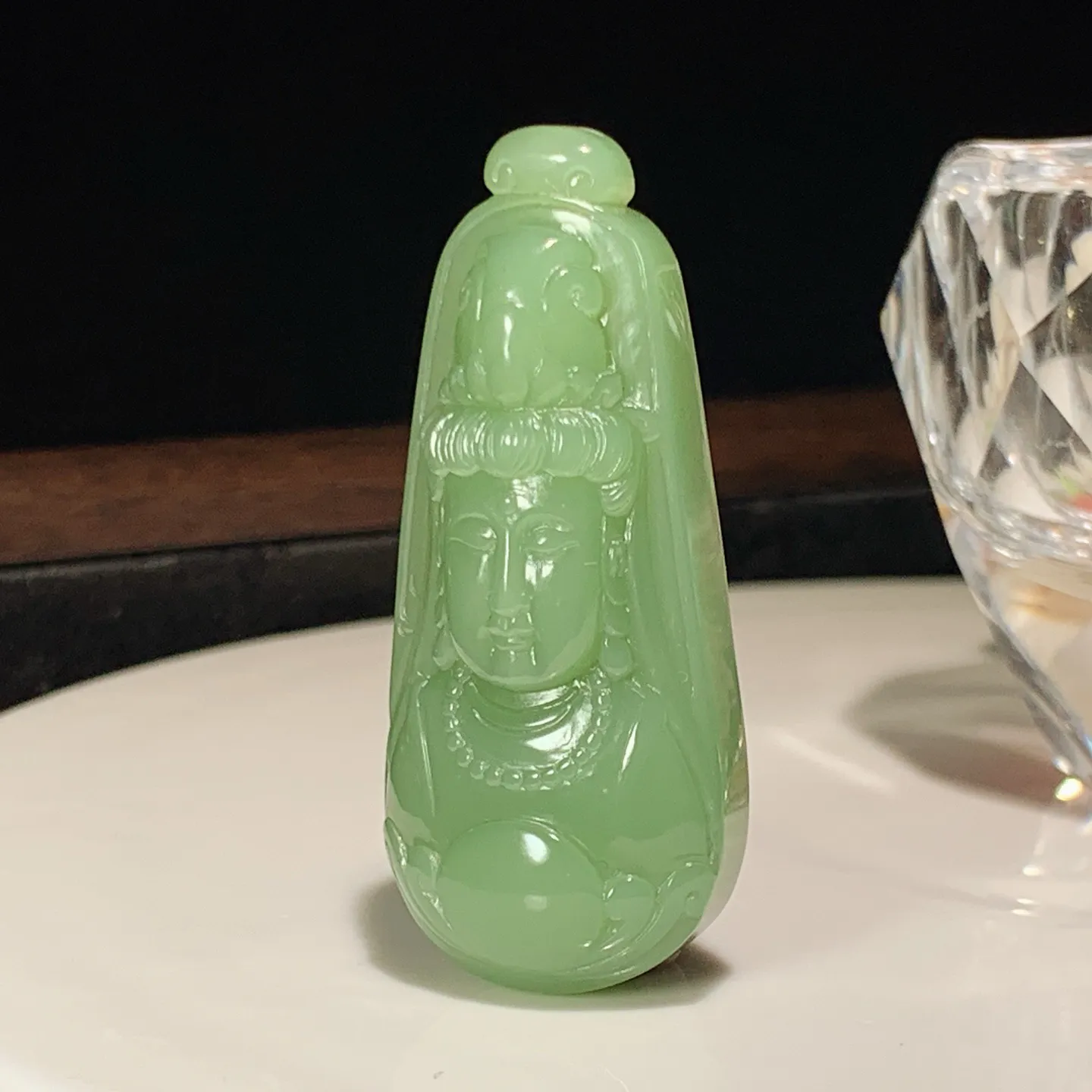 和田玉粉绿俄罗斯碧玉观音头牌子挂件。尺寸53/23/12重24克。玉质细腻油润。手推出油。佩戴高端典雅。lt251128