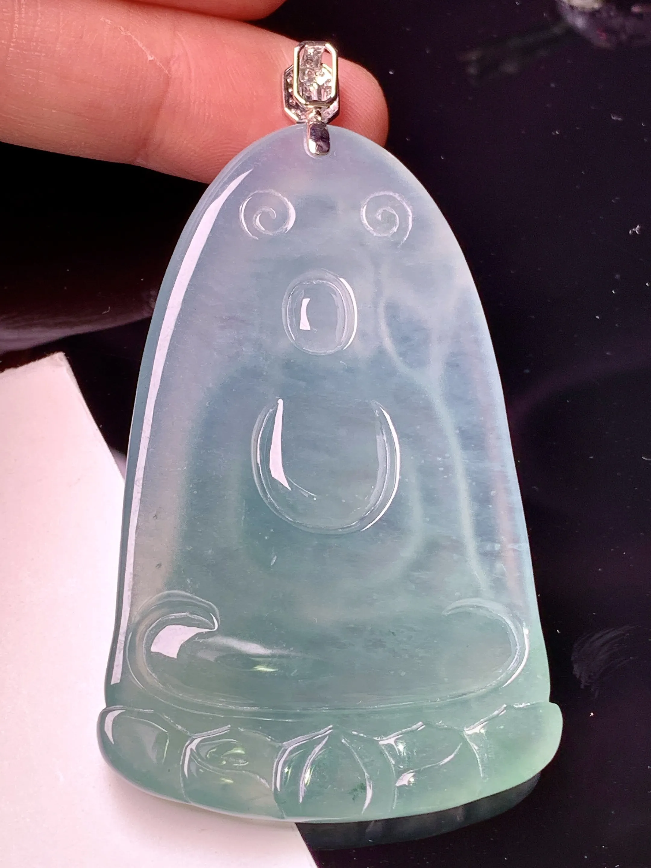 18k金钻镶嵌冰种观音吊坠 玉质细腻 色泽艳丽清新 整体尺寸66.6*37*6