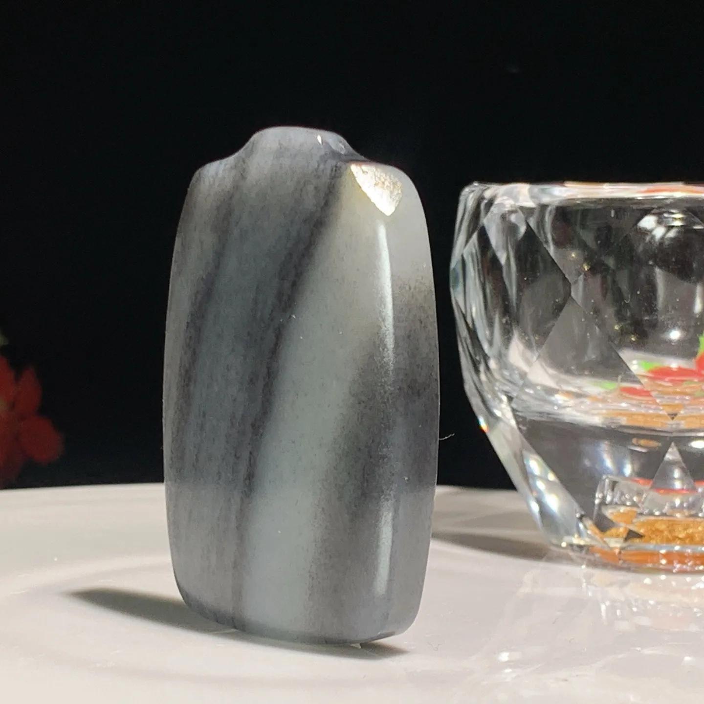 新疆和田玉籽料青花平安无事牌挂件。尺寸55/35/12重46.5克。玉质细腻油润。手推出油。佩戴高端