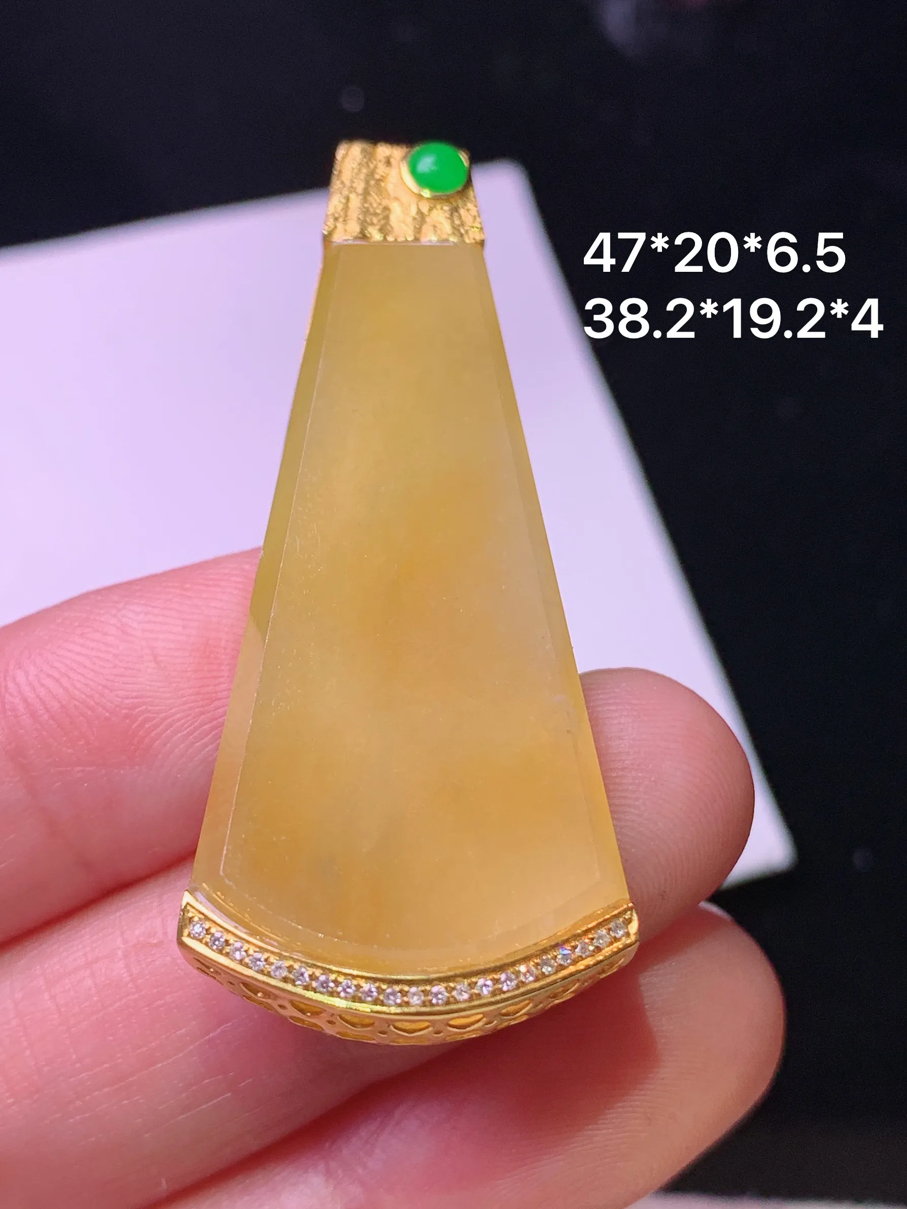 18k金钻镶嵌黄翡无事牌吊坠 玉质细腻 色泽艳丽清新 整体尺寸47*20*6.5