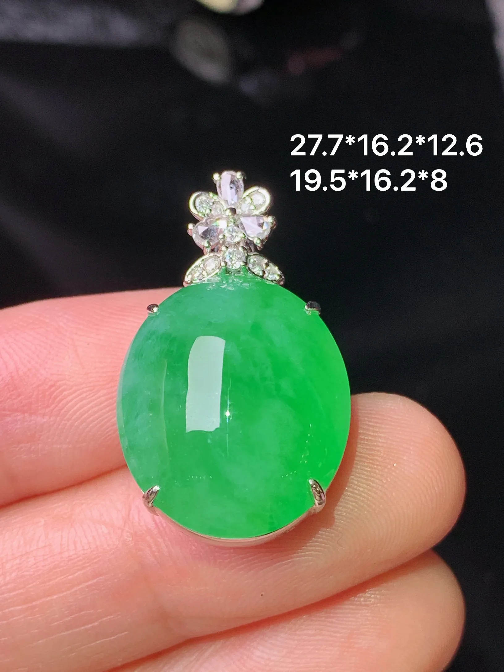 18k金钻镶嵌翠绿蛋面吊坠 玉质细腻 色泽艳丽清新 整体尺寸27.7*16.2*12.6