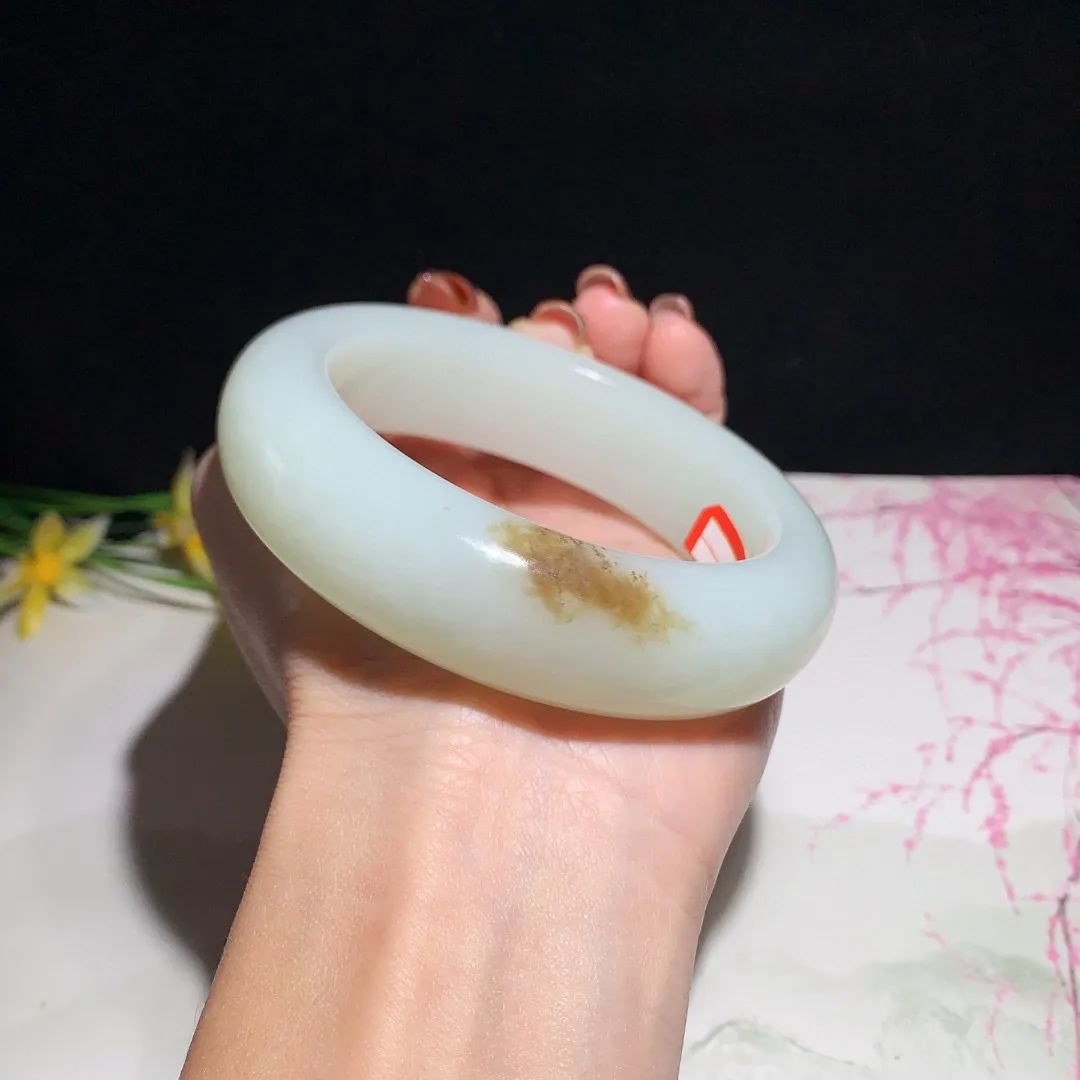 精品，和田玉62圈口且末糖手镯，玉质细腻油润 底色纯净无裂无杂 脂粉好，品质高