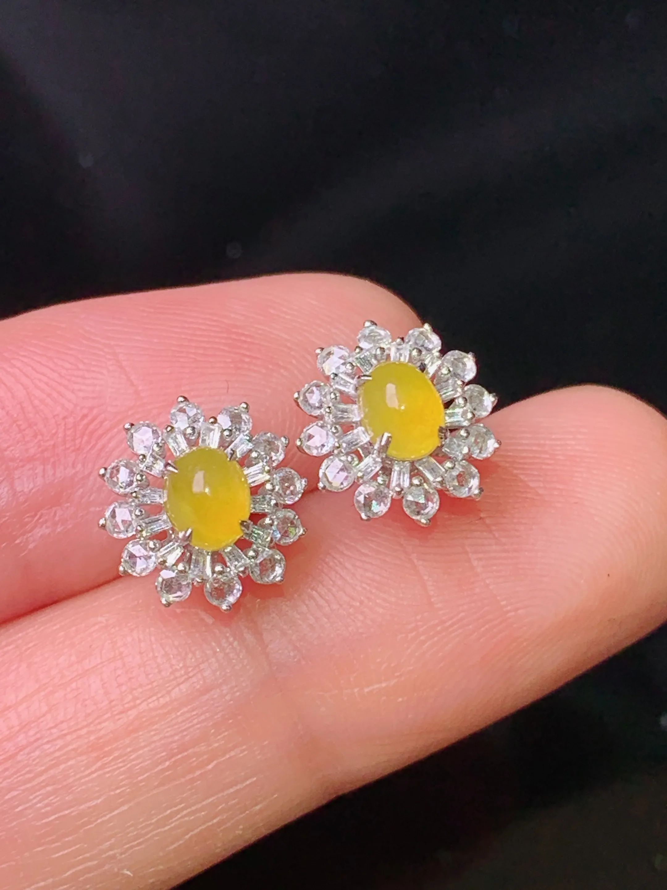 18k金钻镶嵌黄翡蛋面耳钉 玉质细腻 色泽艳丽清新 整体尺寸9.8*9.3*6