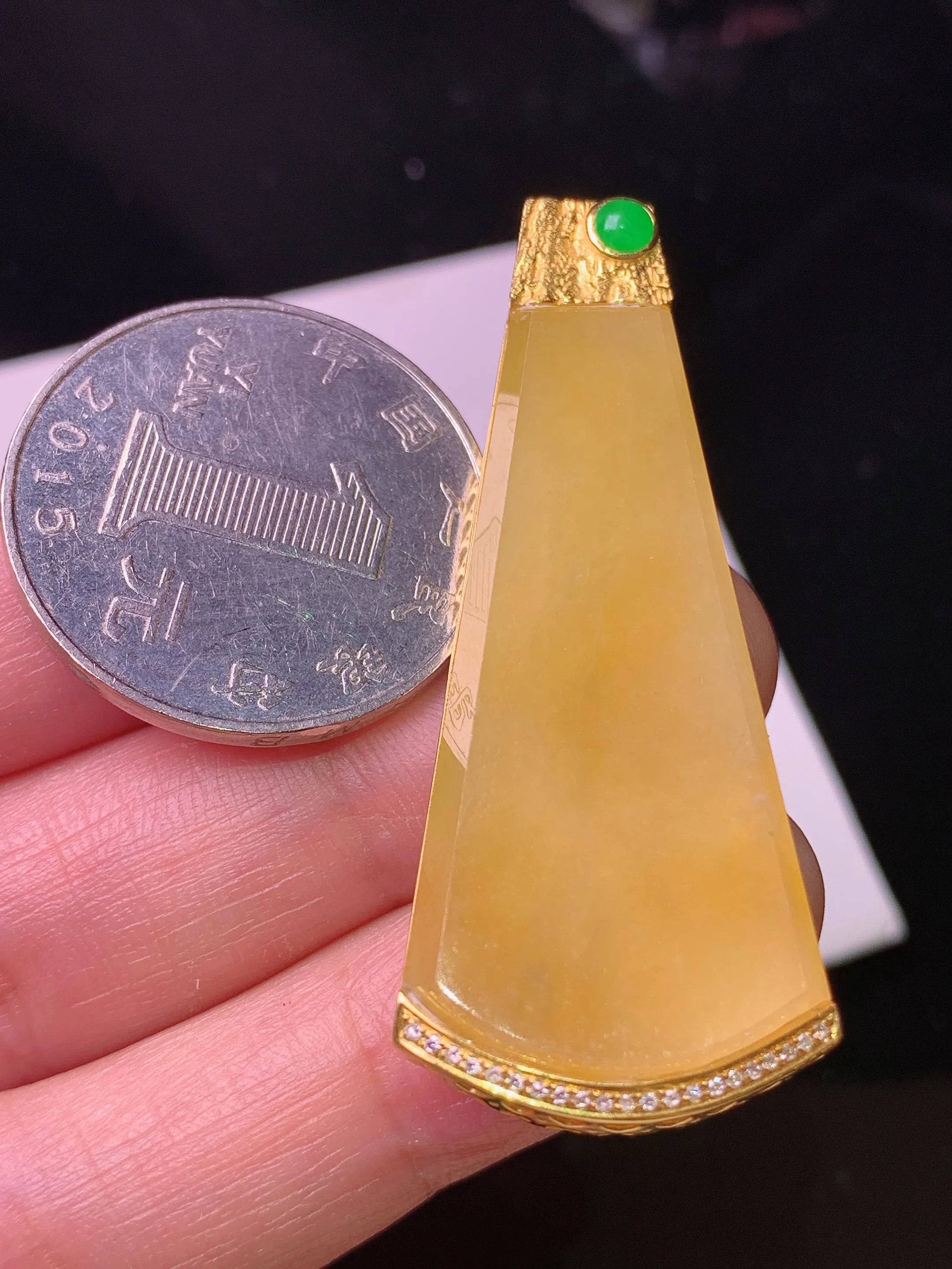 18k金钻镶嵌黄翡无事牌吊坠 玉质细腻 色泽艳丽清新 整体尺寸47*20*6.5