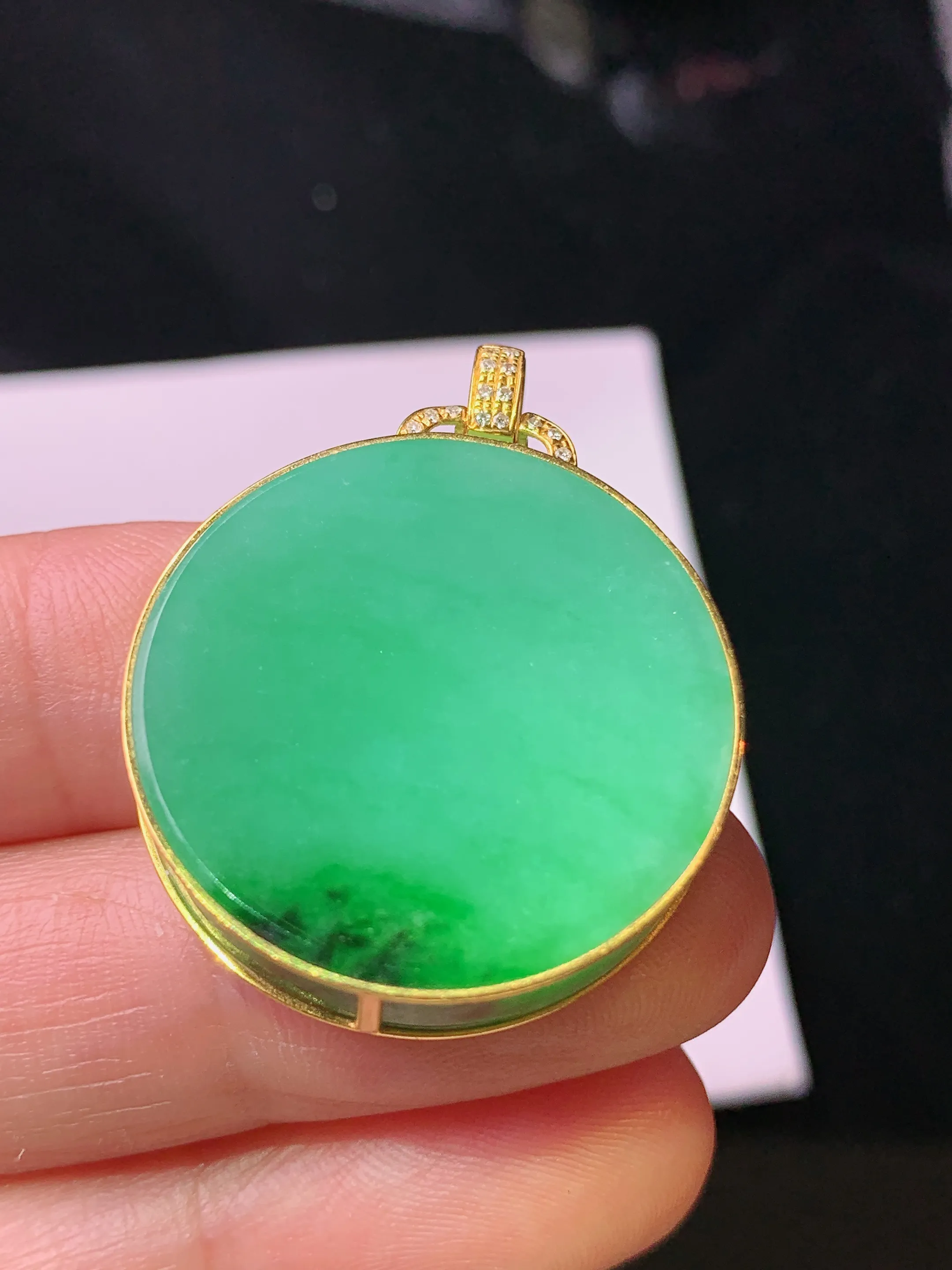 18k金钻镶嵌翠绿圆牌吊坠 玉质细腻 色泽艳丽清新 整体尺寸32*24.8*6.2