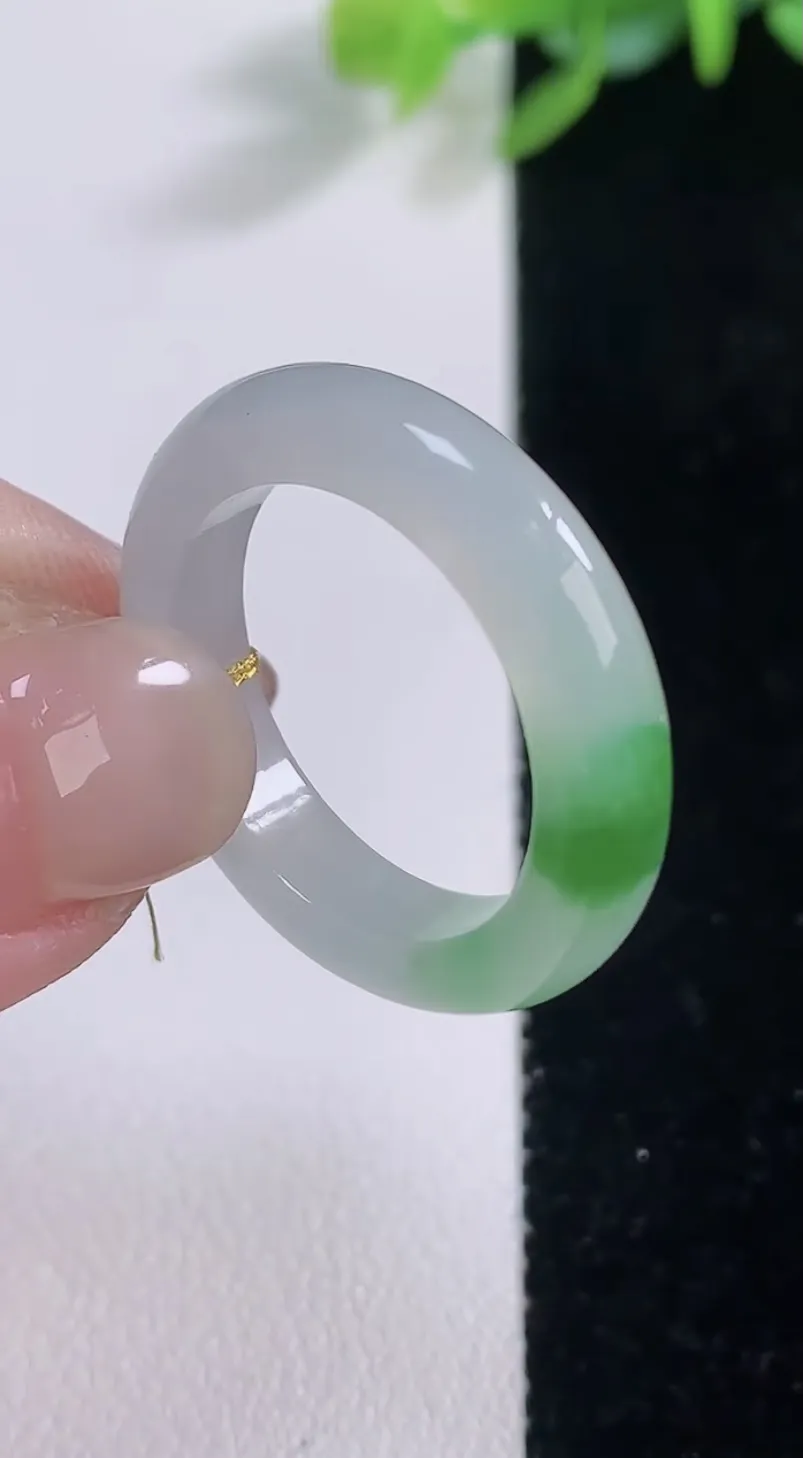 翡翠a货冰种飘绿指环 戒指，尺寸19.6-4.8-3.6，重量:4.44g