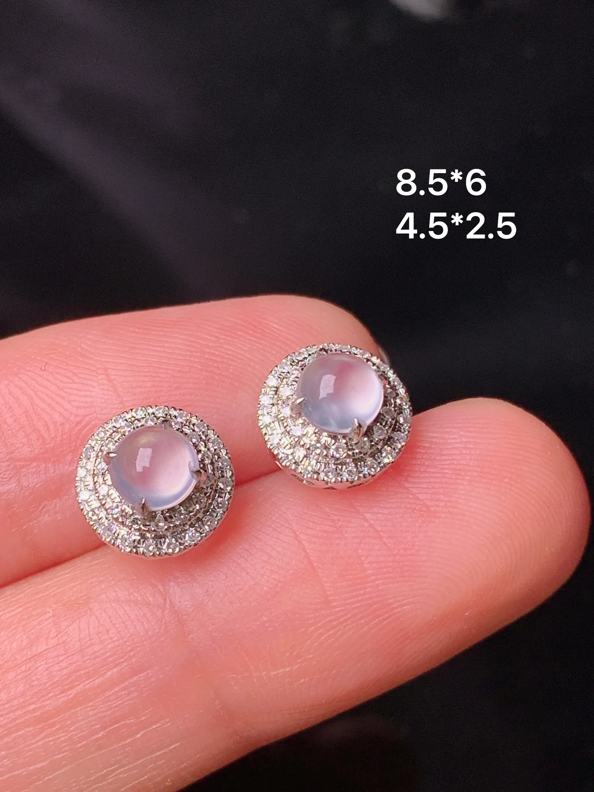 18k金钻镶嵌冰种蛋面耳钉 玉质细腻 色泽艳丽清新 整体尺寸8.5*6