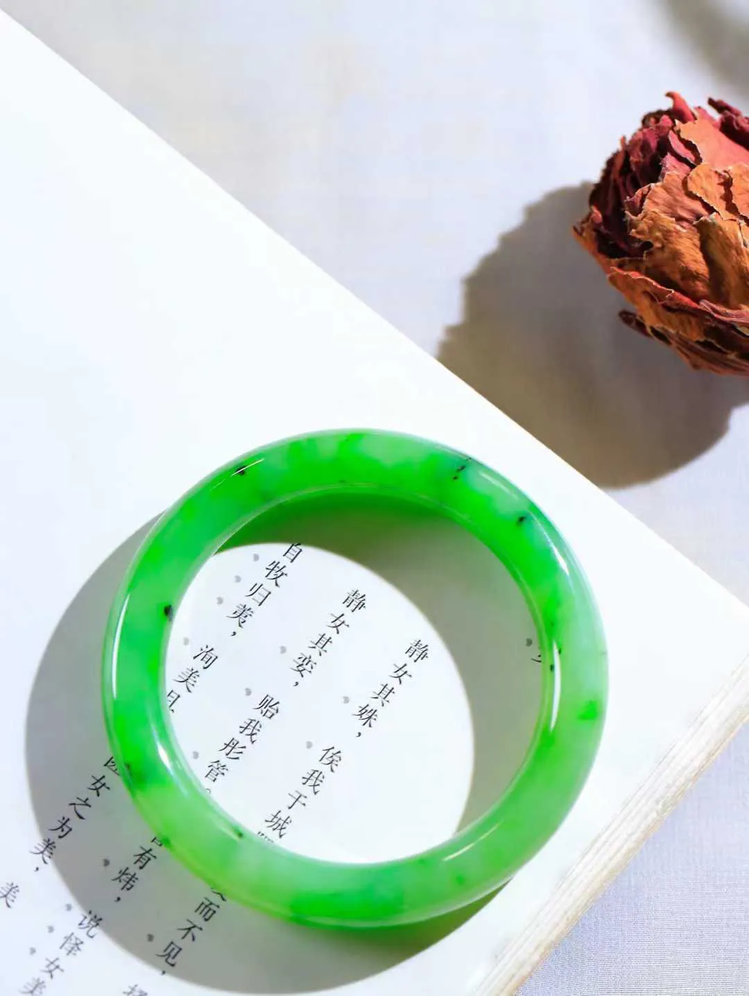 【悠悠芳华.镯】

精品和田玉碧玉圆条手镯 玉质温润 青葱岁月，尽收腕中，婉转流畅，凝岁月悠长。盈一眸恬淡，挽一抹绿意。重54.8克 内径56mm尺寸11-10mm   861162297A