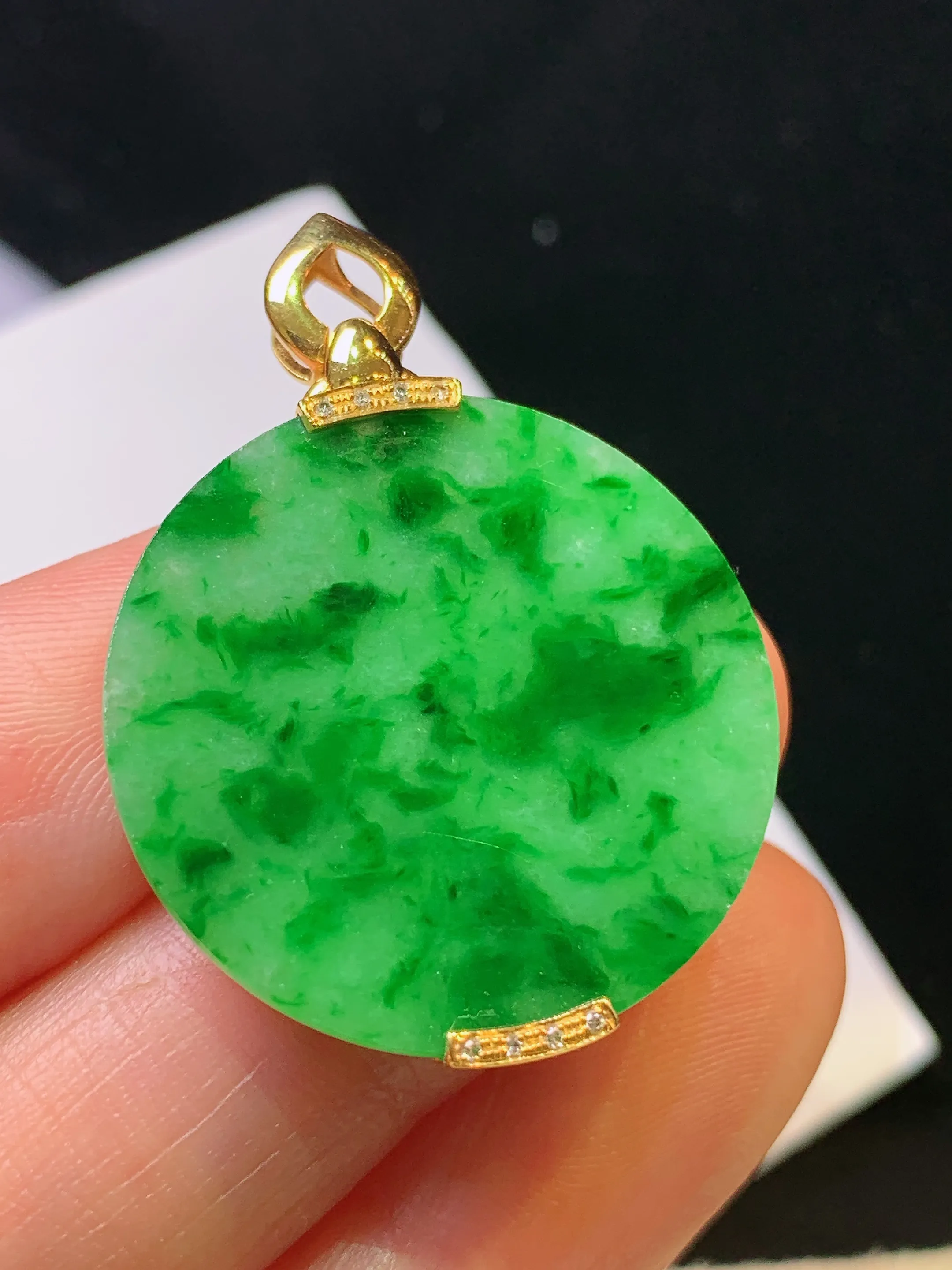 18k金镶嵌翠绿圆牌吊坠 玉质细腻 色泽艳丽清新 整体尺寸34.7*25.3*3.6
