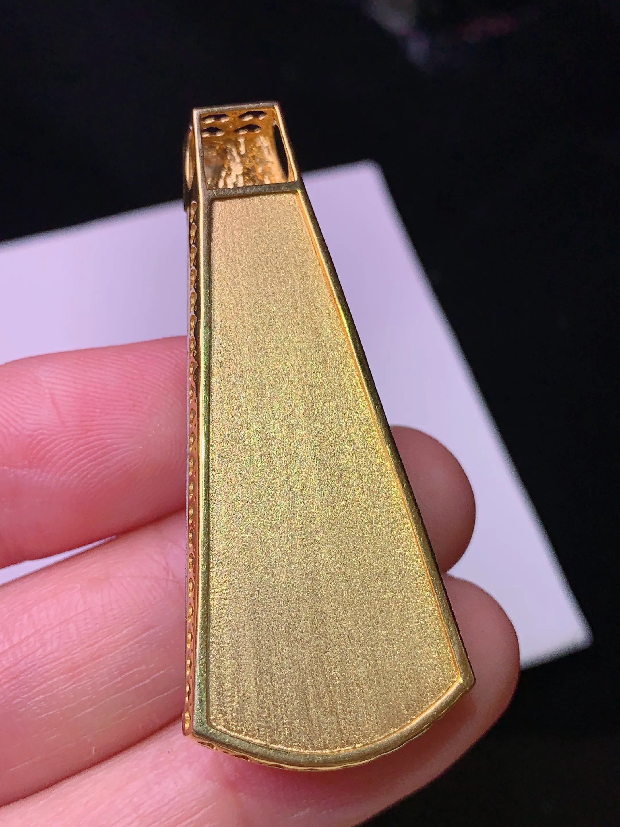 18k金钻镶嵌黄翡无事牌吊坠 玉质细腻 色泽艳丽清新 整体尺寸47*20*6.5