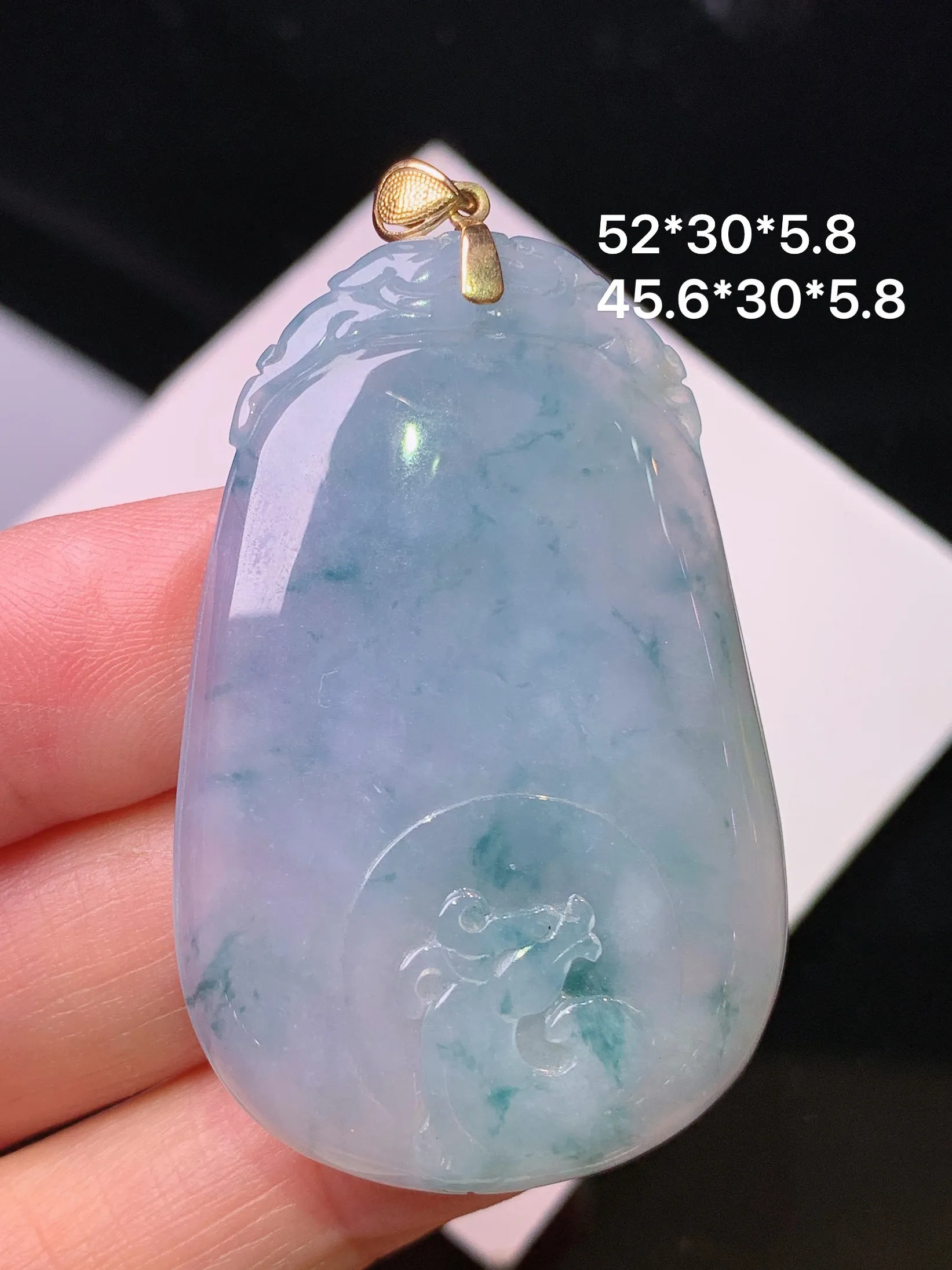 18k金镶嵌飘绿福瓜吊坠 玉质细腻 色泽艳丽清新 整体尺寸52*30*5.8