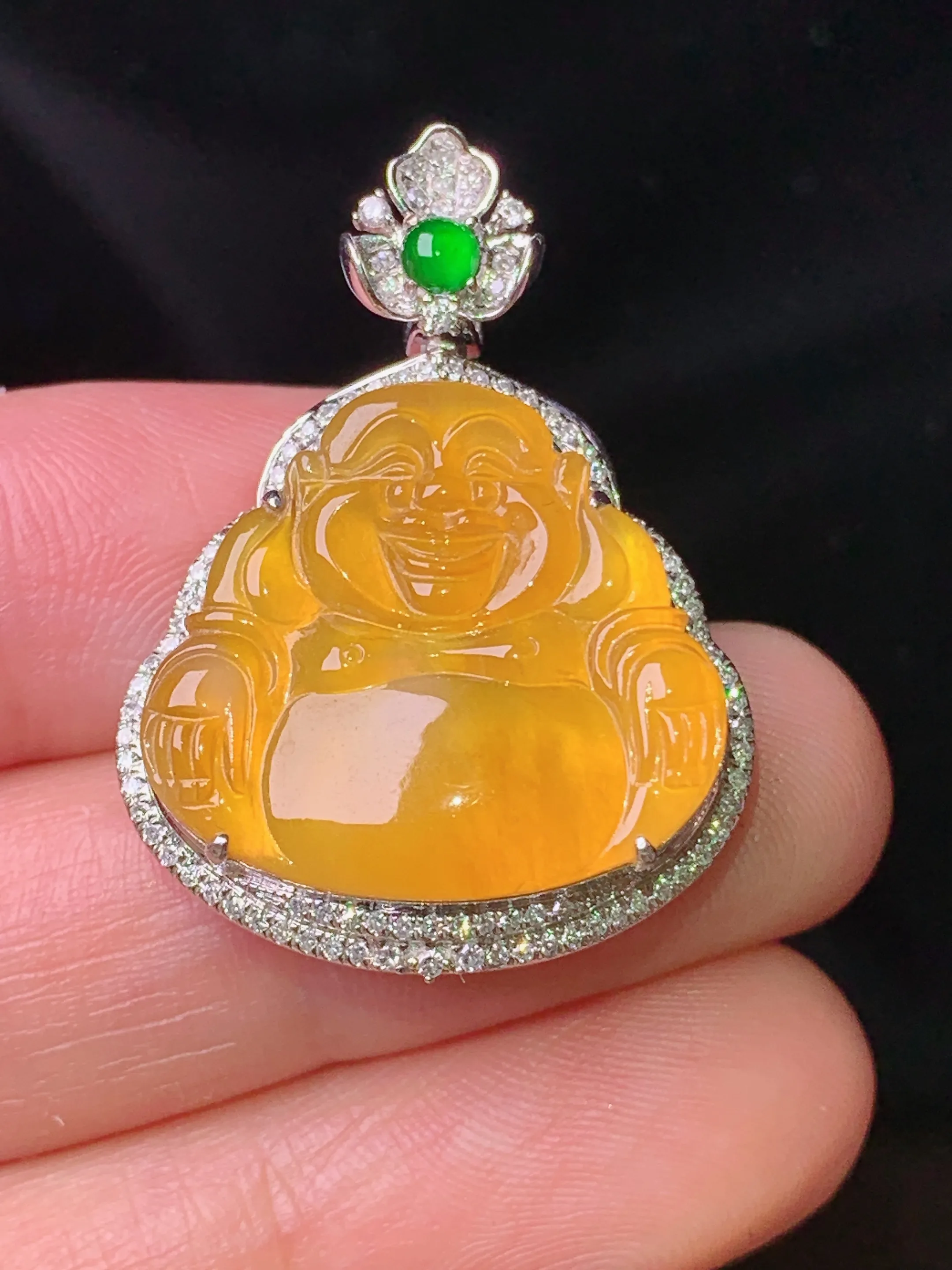 18k金钻镶嵌黄翡佛公吊坠 玉质细腻 色泽艳丽清新 整体尺寸31.5*23*8
