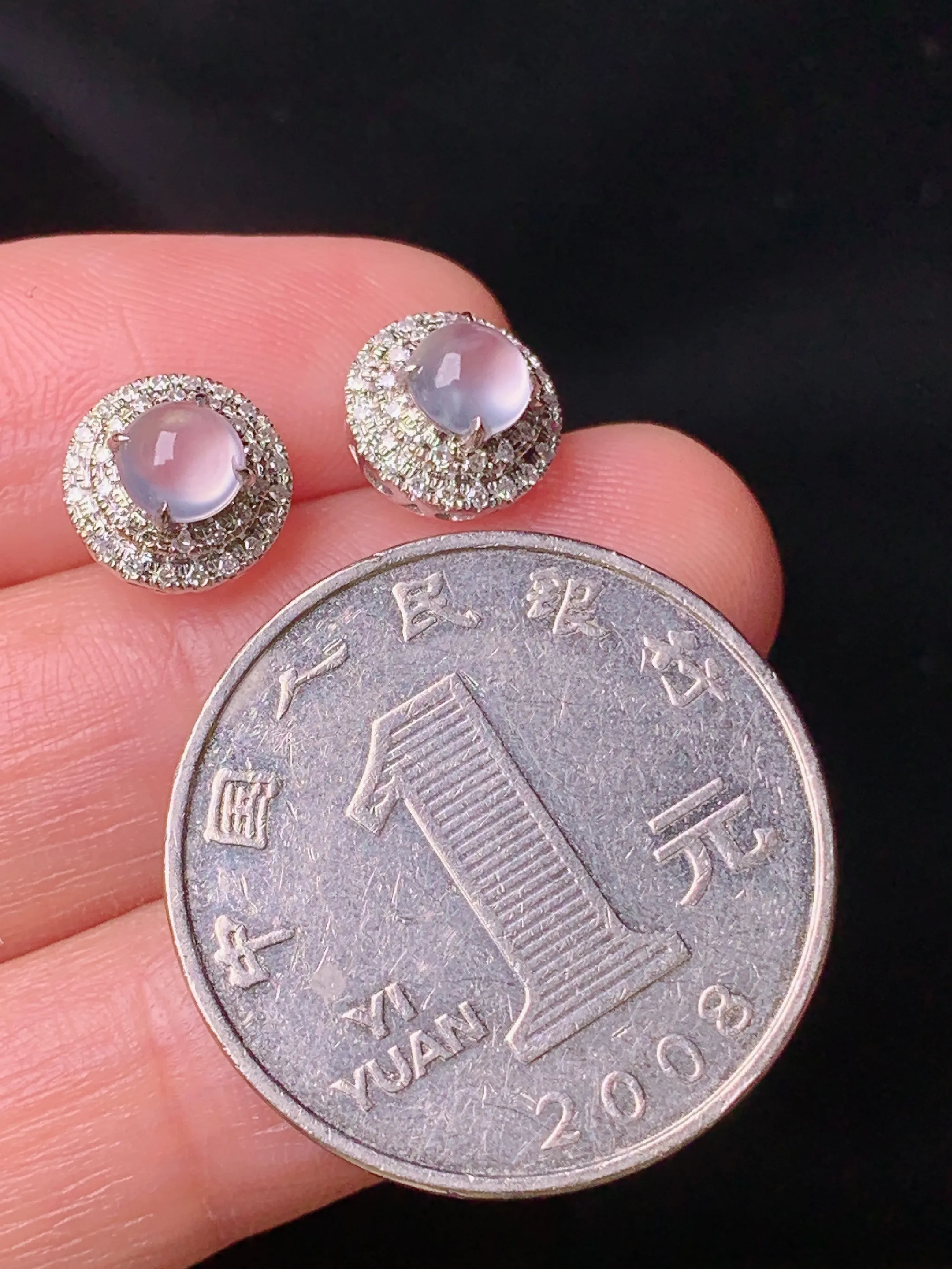 18k金钻镶嵌冰种蛋面耳钉 玉质细腻 色泽艳丽清新 整体尺寸8.5*6