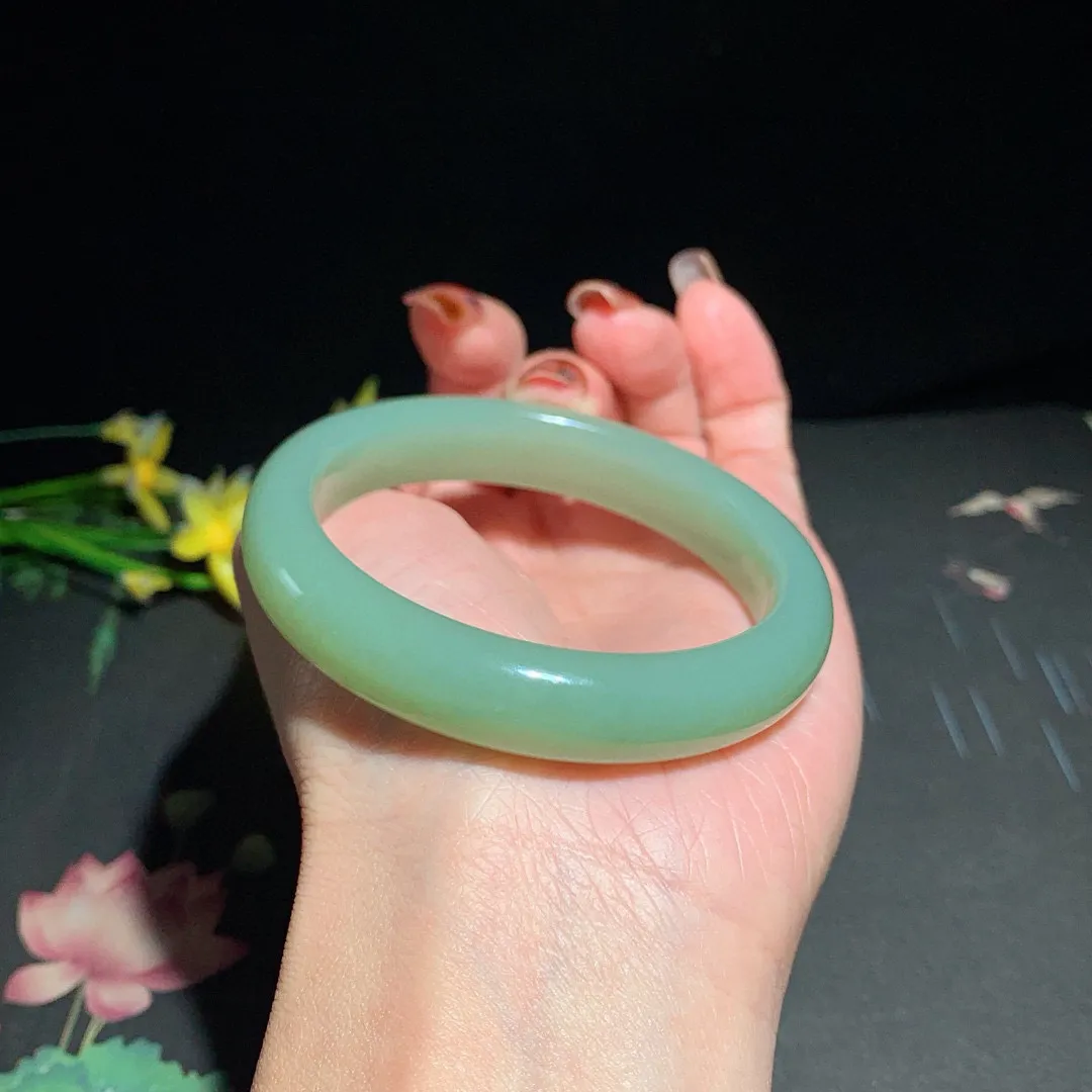 和田玉55.5圈口且末蓝手镯！玉质细腻油润 底色纯净 无裂无杂 脂粉好，品质高。