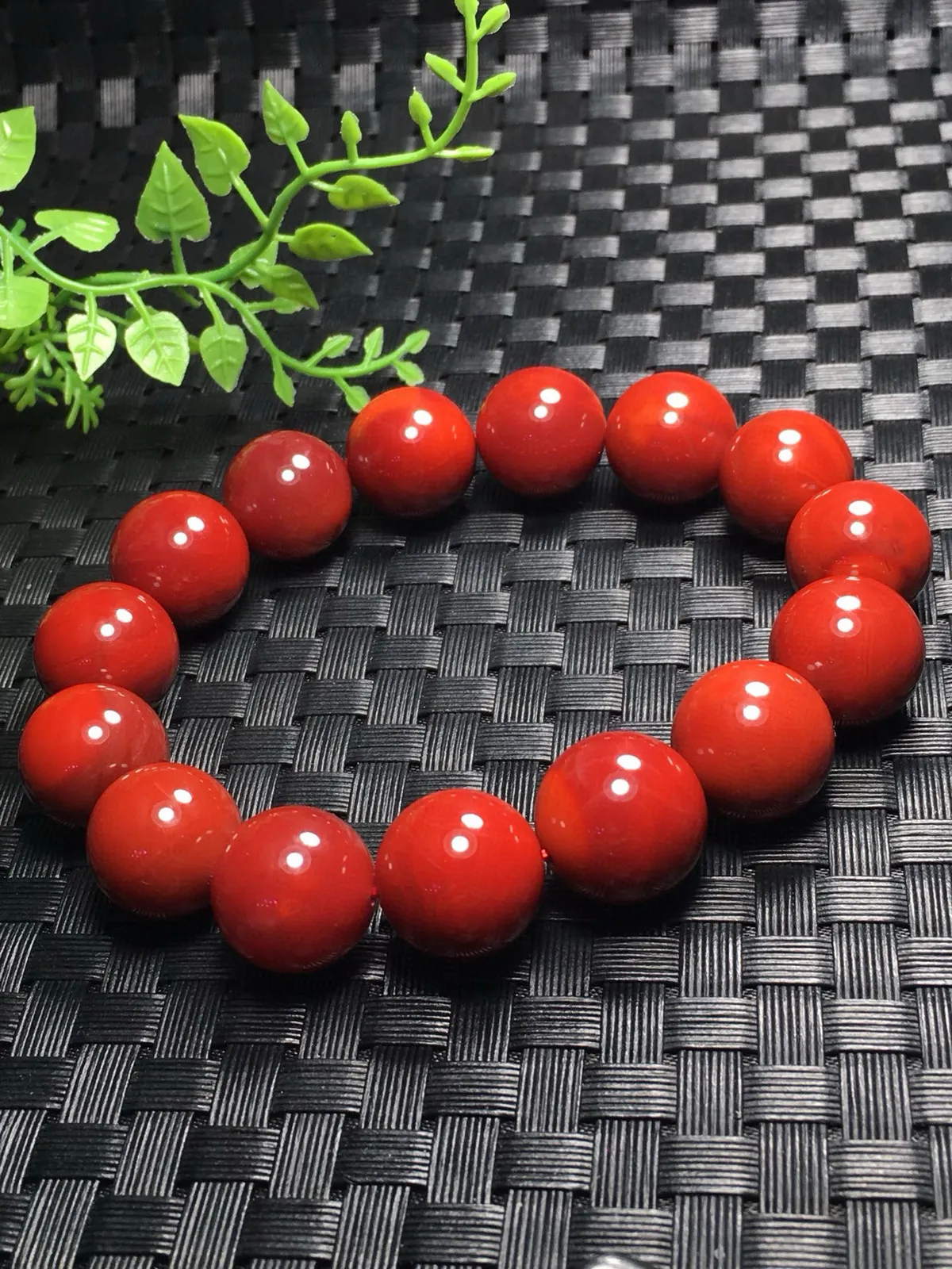 天然川料南红单圈手链 满色满肉玫瑰红  颜色油润细腻尺寸:15mm  南红古称南红＂赤玉＂赤玉内敛端庄 且有财运亨通寓意 送礼 自戴 非常百搭 同款随机发