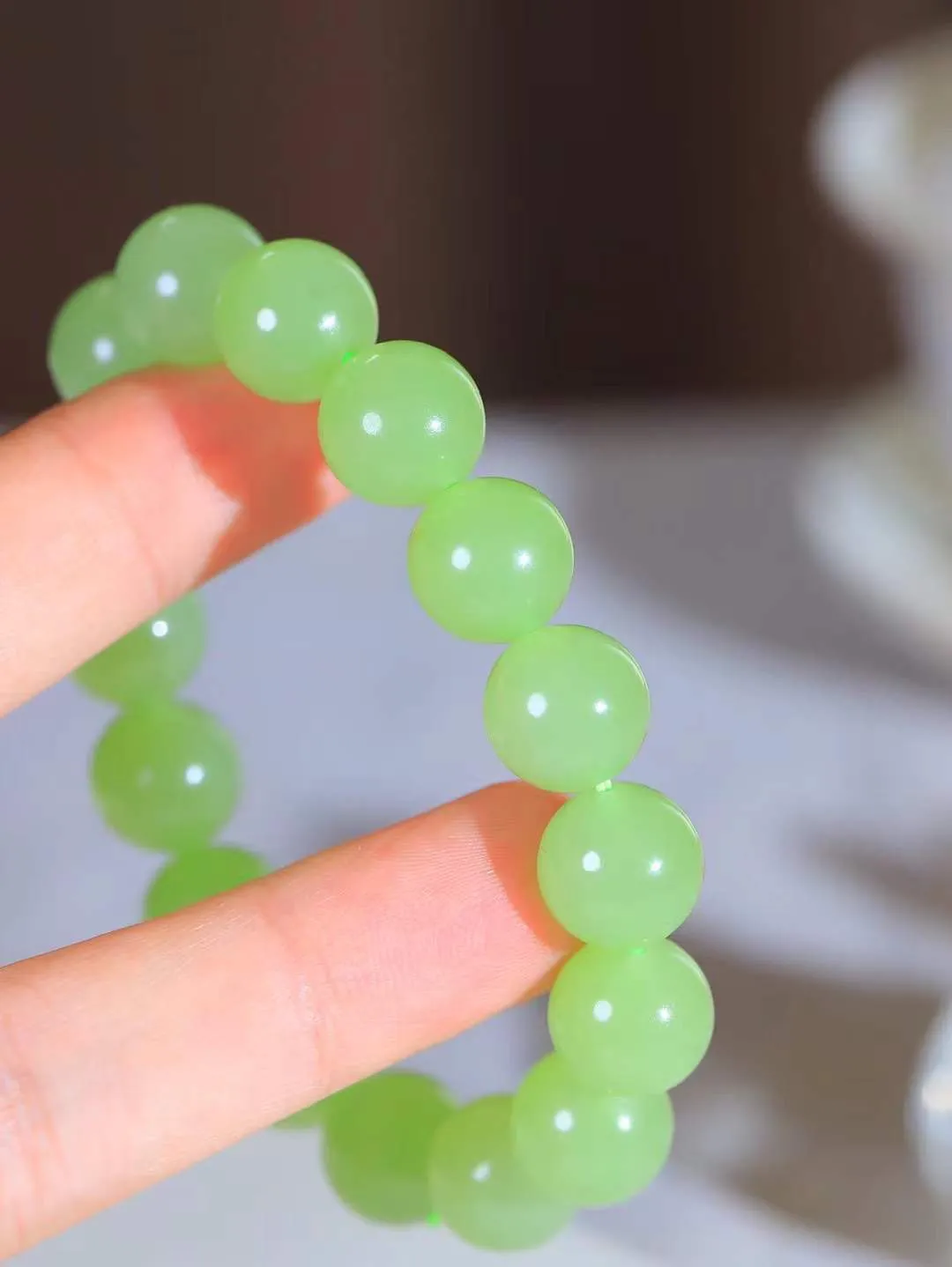 【珠圆玉润.手串】

精品️和田玉翠绿色珠圆玉润手串 玉质温润细腻  整串打磨圆润，佩戴舒适。珠珠落玉盘，间关莺语花底滑，一生美好时光，无论身在何处，都有它相伴相守。事事顺遂，幸福美满，吉祥如意。重42.6克 尺寸取一11.9mm  FDA-221102933