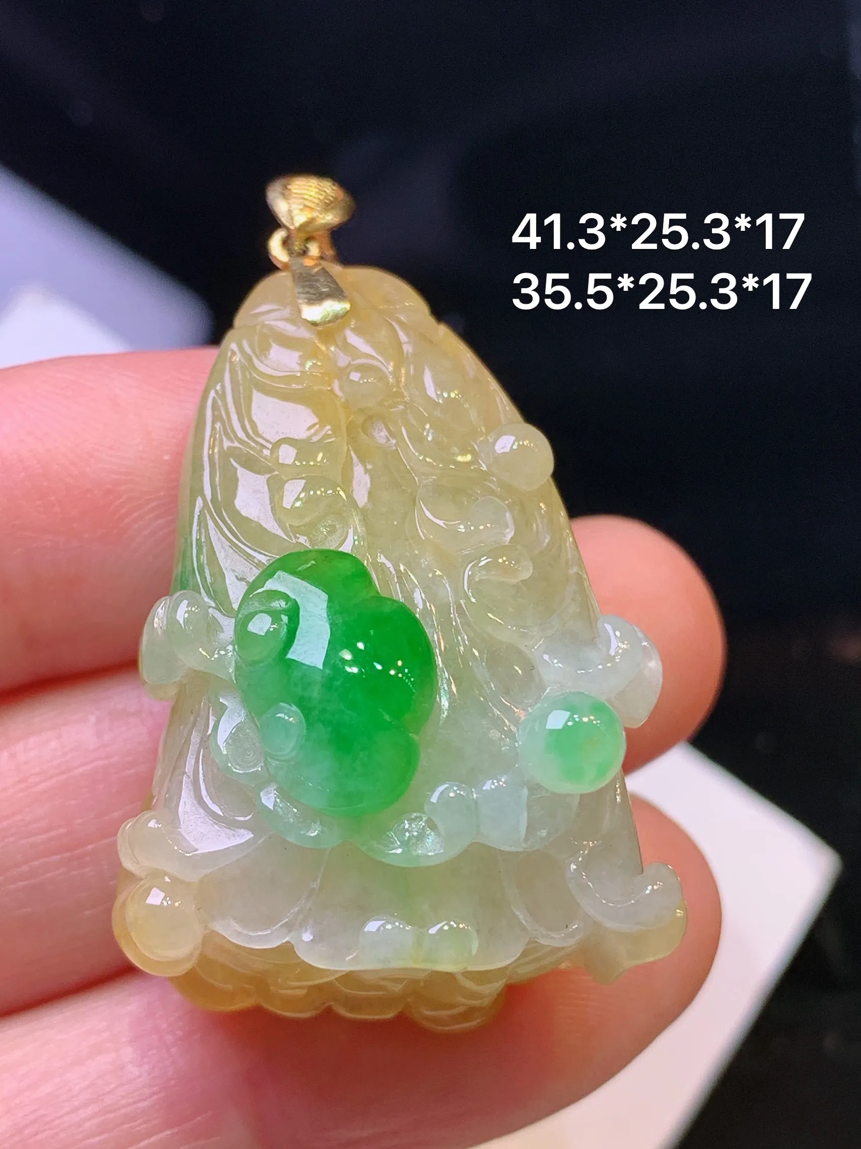 18k金镶嵌飘黄绿白菜吊坠 玉质细腻 色泽艳丽清新 整体尺寸41.3*25.3*17