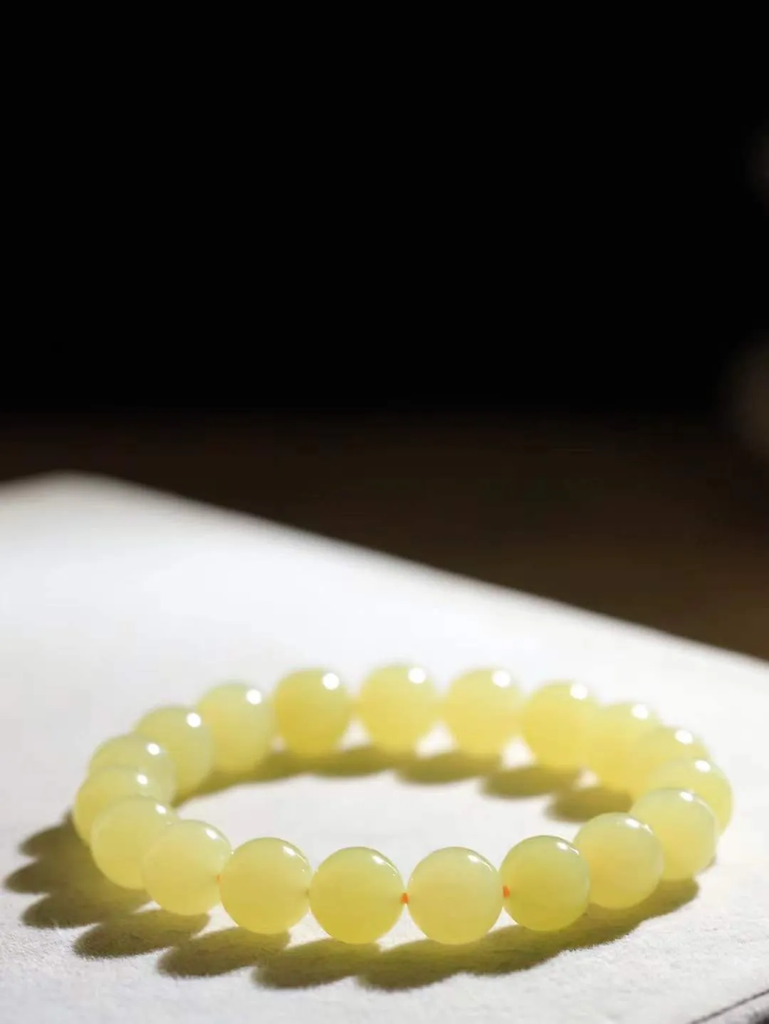 【珠圆玉润.手串】

精品️和田玉黄口珠圆玉润手串 玉质温润细腻  整串打磨圆润，佩戴舒适。珠珠落玉盘，间关莺语花底滑，一生美好时光，无论身在何处，都有它相伴相守。事事顺遂，幸福美满，吉祥如意。重30克 尺寸取一10mm  FDA-221102933