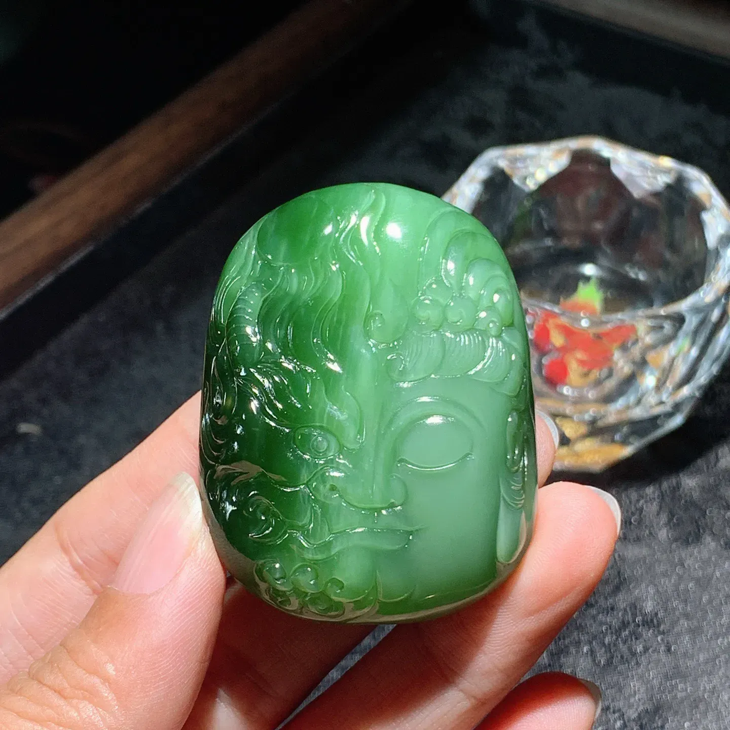 和田玉阳绿俄罗斯碧玉佛魔一念间挂件。尺寸50/39/18重66克。玉质细腻油润。手推出油。佩戴高端典雅。lt251128