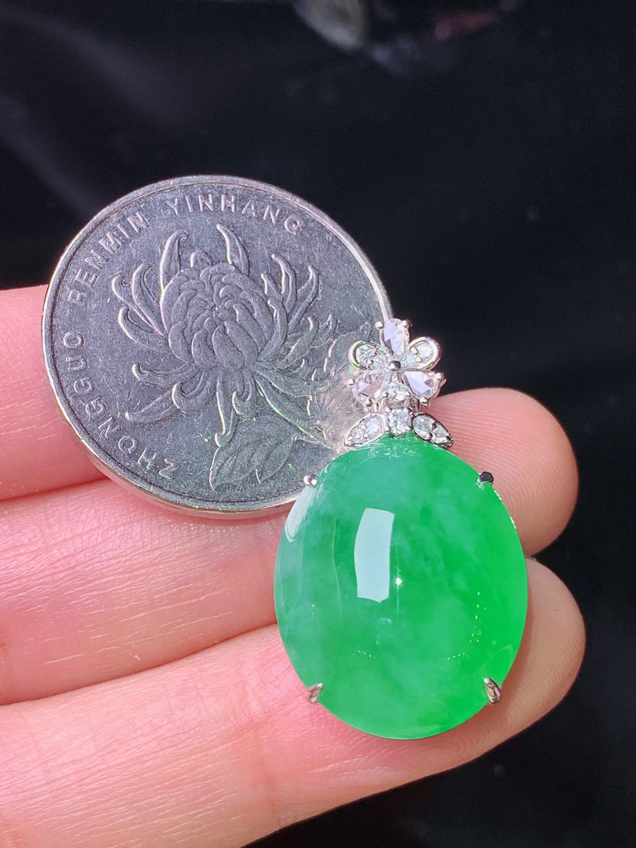 18k金钻镶嵌翠绿蛋面吊坠 玉质细腻 色泽艳丽清新 整体尺寸27.7*16.2*12.6