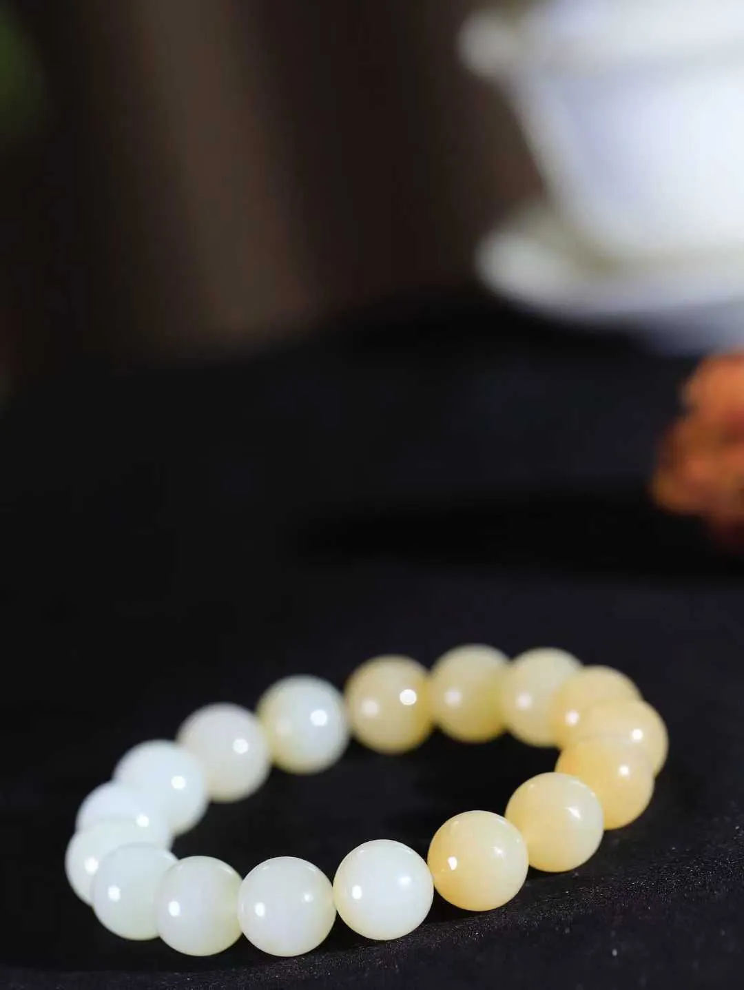 【珠圆玉润.手串】

新疆和田且末料糖白玉珠圆玉润手串 玉质温润细腻  整串打磨圆润，佩戴舒适。珠珠