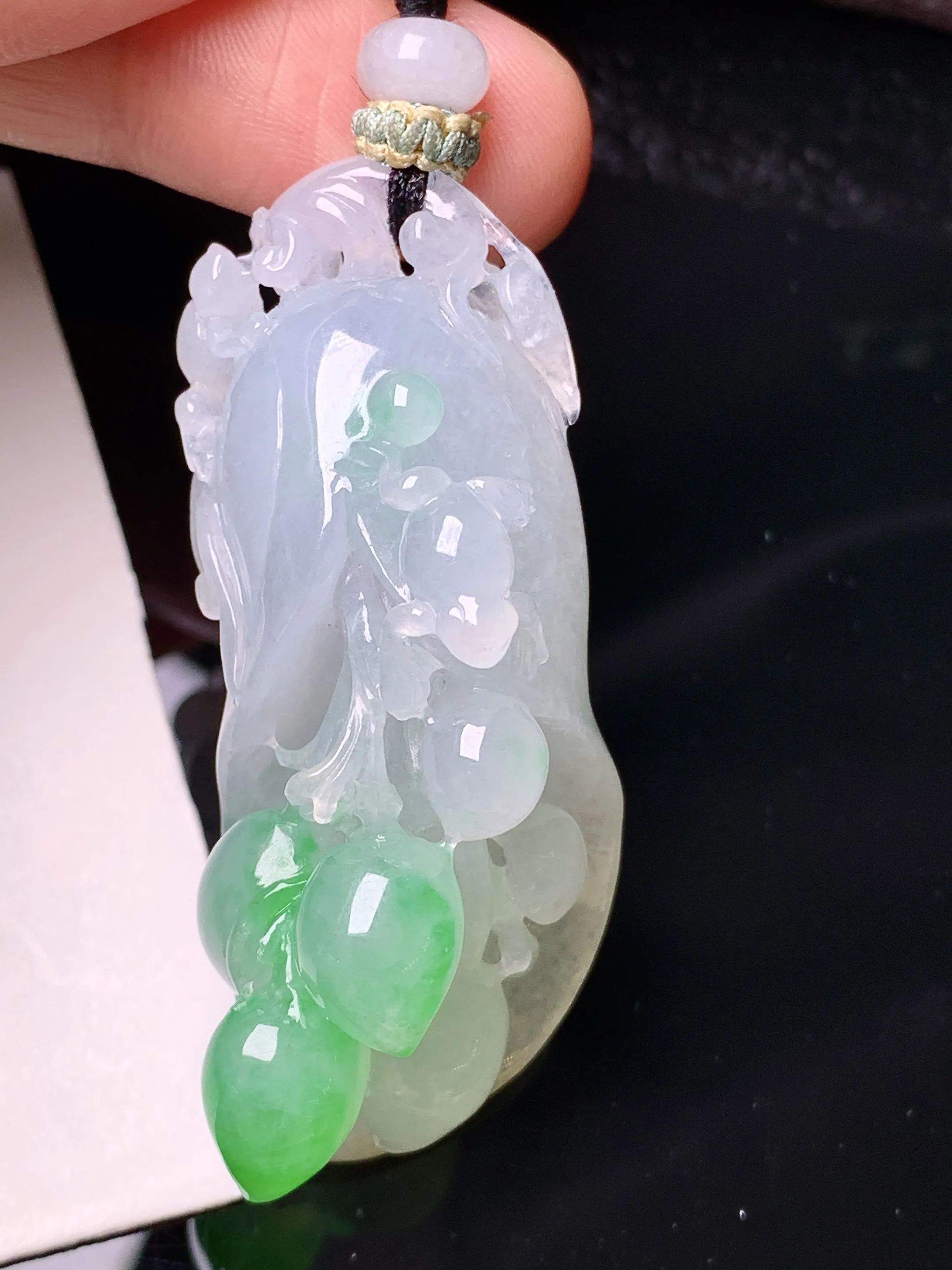 飘绿呱呱来财吊坠 玉质细腻 色泽艳丽清新 整体尺寸51.3*20.6*18.2