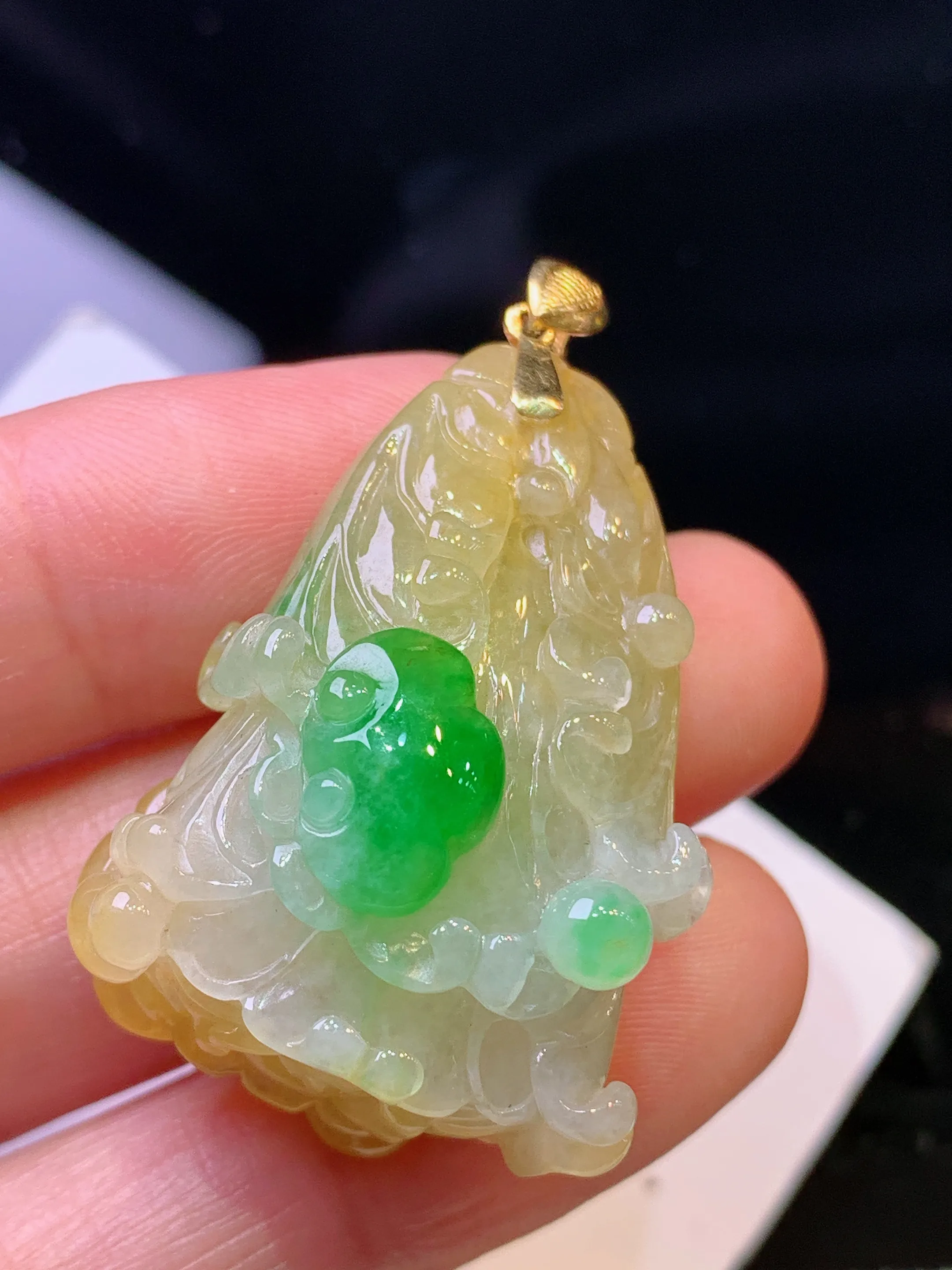 18k金镶嵌飘黄绿白菜吊坠 玉质细腻 色泽艳丽清新 整体尺寸41.3*25.3*17