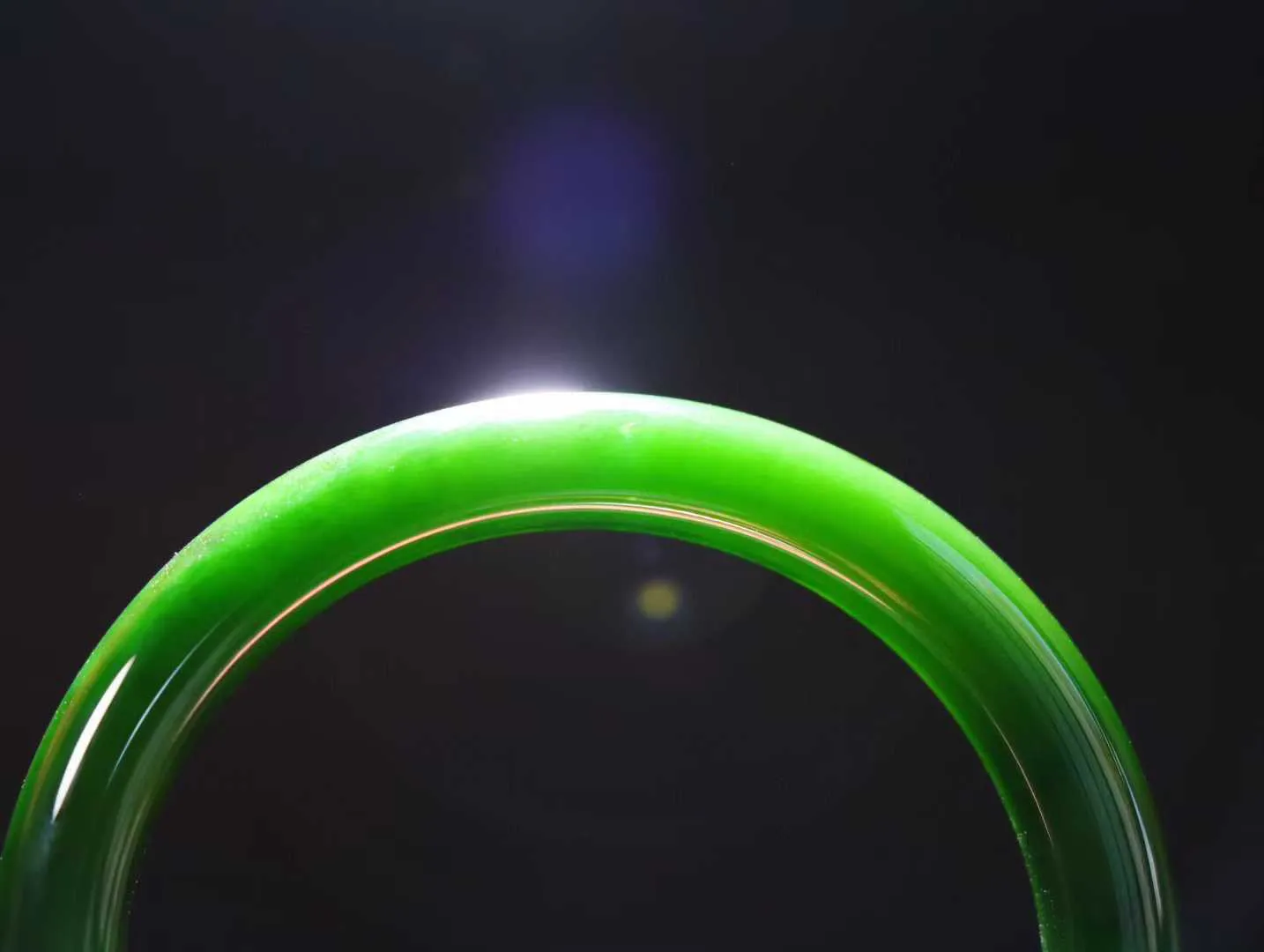 【腕间柔情】

收藏级和田玉碧玉菠菜绿手镯，俄料七号矿 红皮老料，玉质温润细腻 油性十足，色泽匀称，️款式精美时尚，佩戴美观惹眼，美自天成，婉约之美，举手投足间透出那份低调奢华。

重48.1克 圈口56.5mm尺寸56.5-11.8-8.2 mm O18823207130