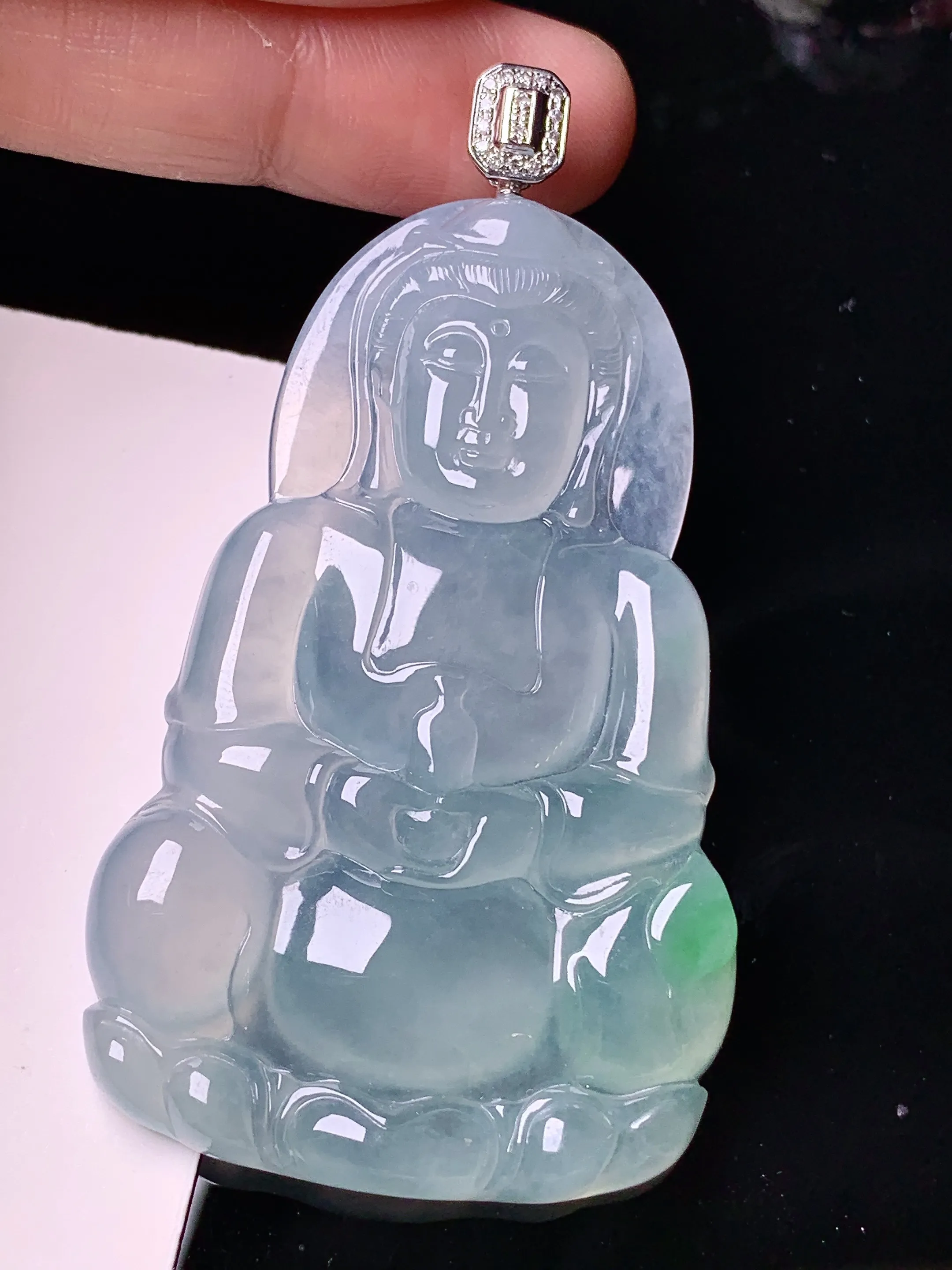 18k金钻镶嵌飘绿观音吊坠 玉质细腻 色泽艳丽清新 整体尺寸67*37.2*5.8