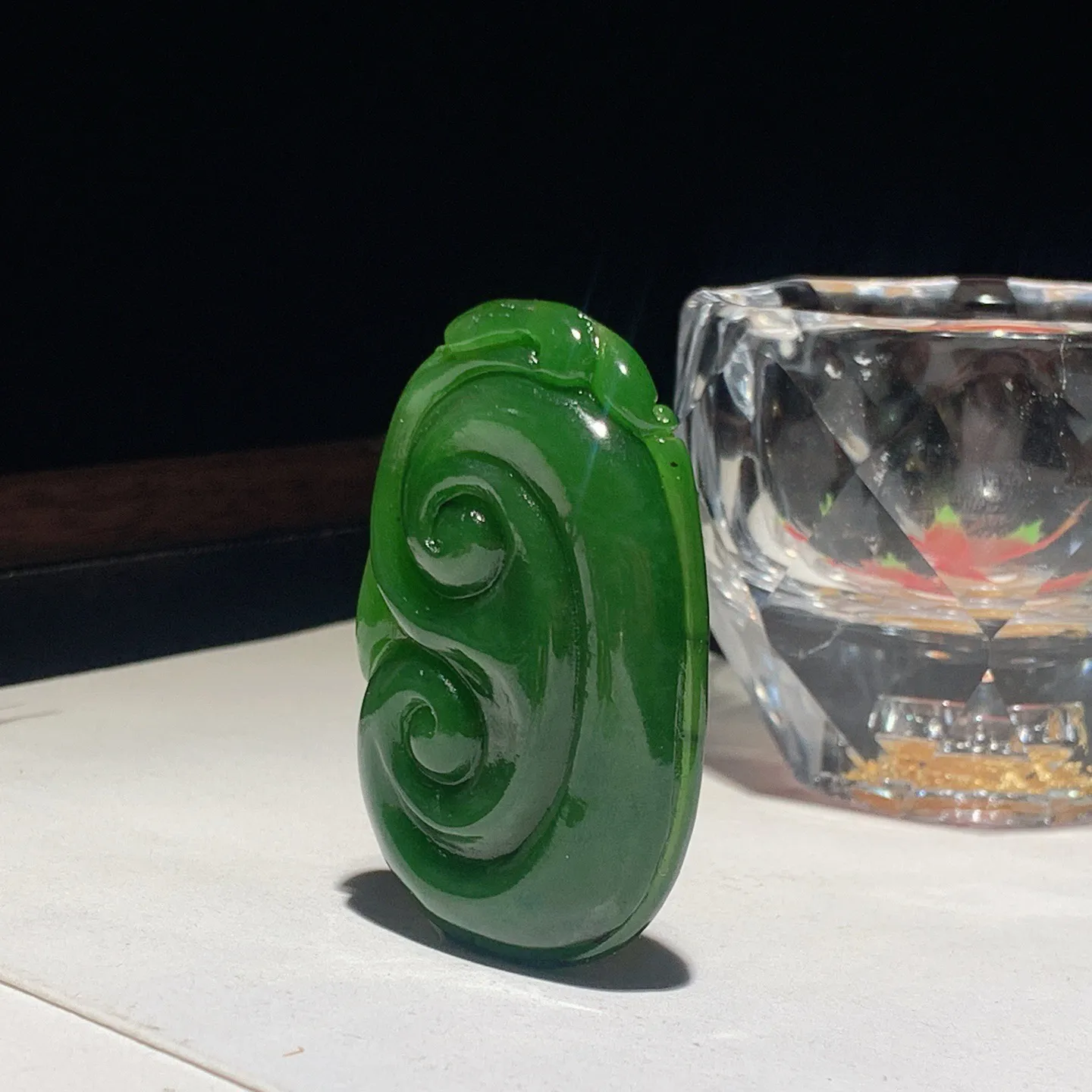 和田玉阳绿俄罗斯碧玉如意挂件。尺寸52/34/8.5重25.5克。玉质细腻油润。手推出油。佩戴高端典