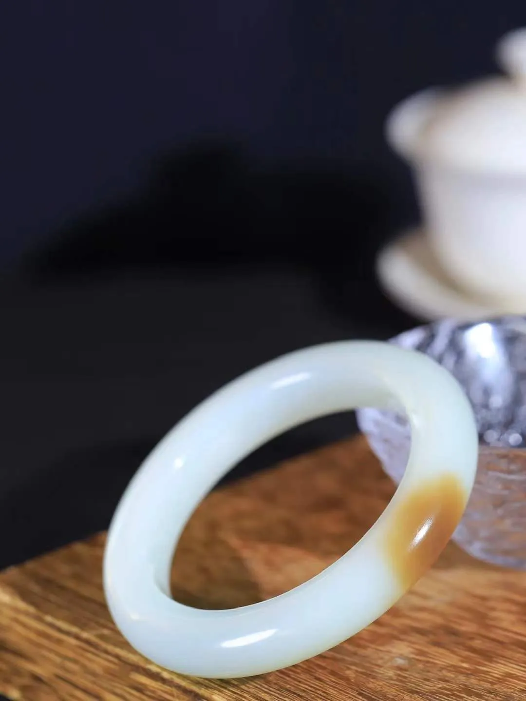 【花样年华·手镯】

精品和田玉糖白玉手镯，质地油润细腻，色泽高贵典雅，镯型古朴典雅。在诗情画意的雨巷相遇，你是我腕间的一抹风情，有你眸有深情，清风荡漾湖间静水，我愿俯身低眉，在烟波涟漪处，寻你深情倩影。内径59.5-mm尺寸13.2-11.8mm 重84.8克。fDL-361142988