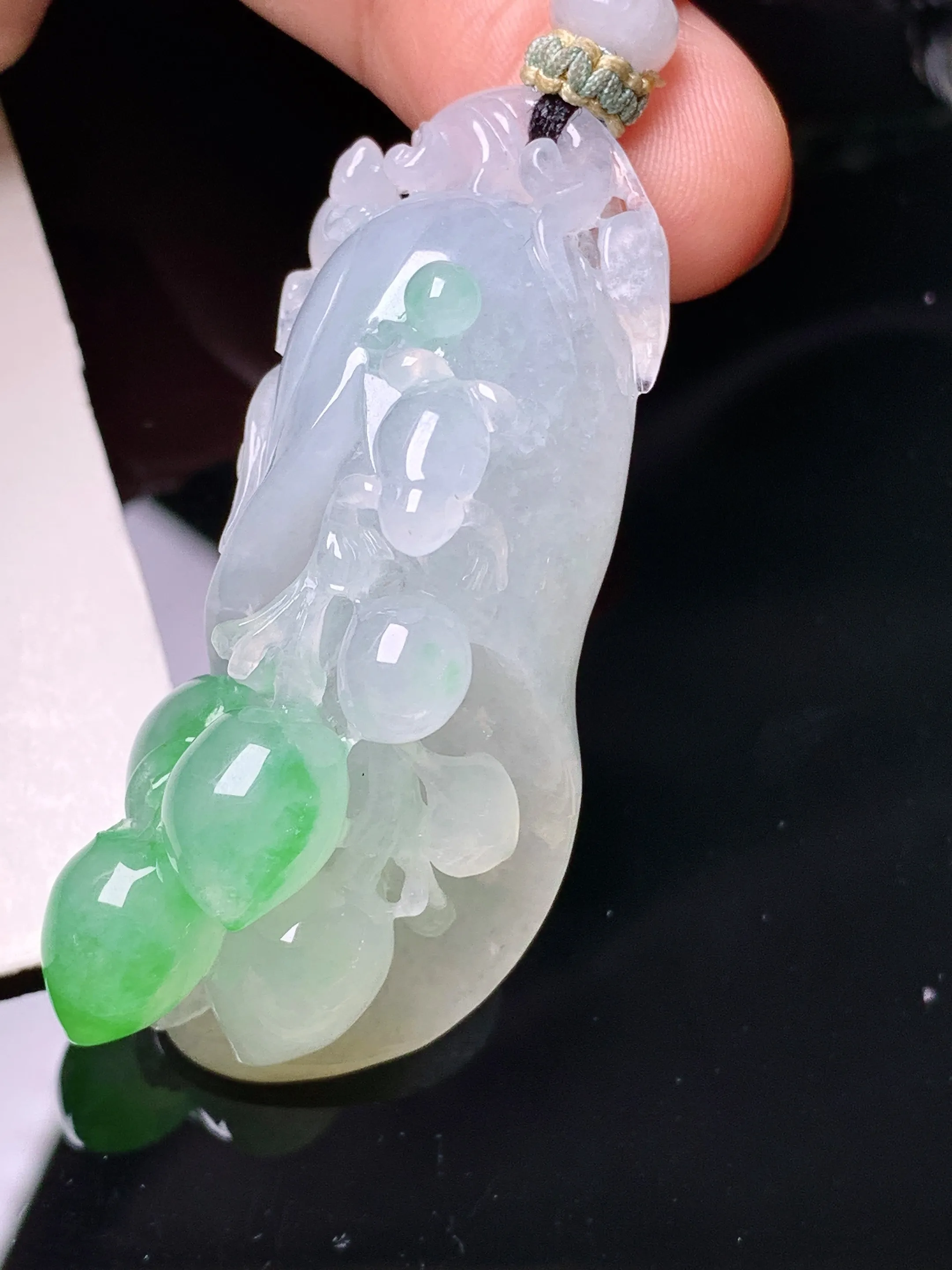 飘绿呱呱来财吊坠 玉质细腻 色泽艳丽清新 整体尺寸51.3*20.6*18.2