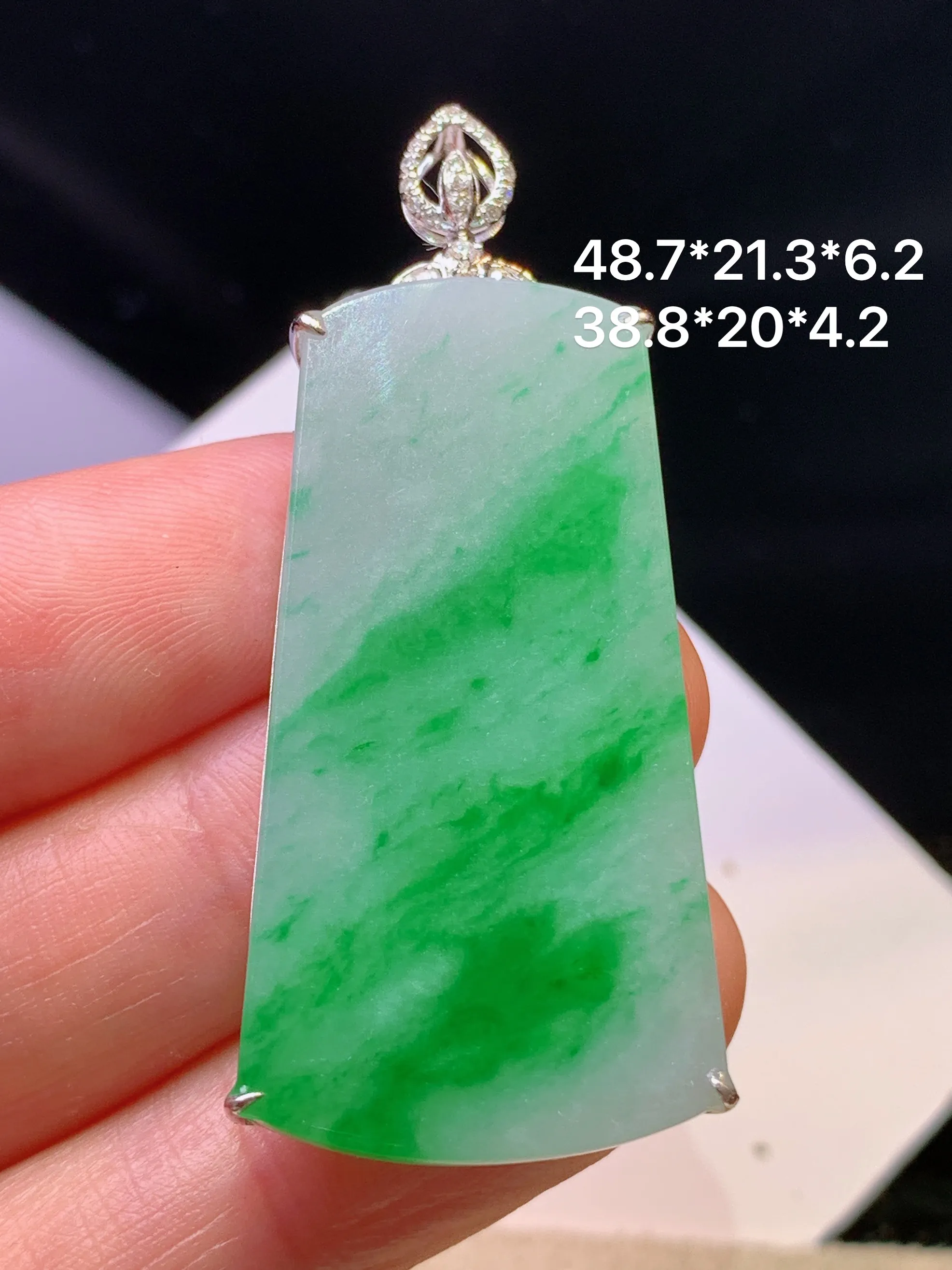 18k金钻镶嵌飘绿无事牌吊坠 玉质细腻 色泽艳丽清新 整体尺寸48.7*21.3*6.2