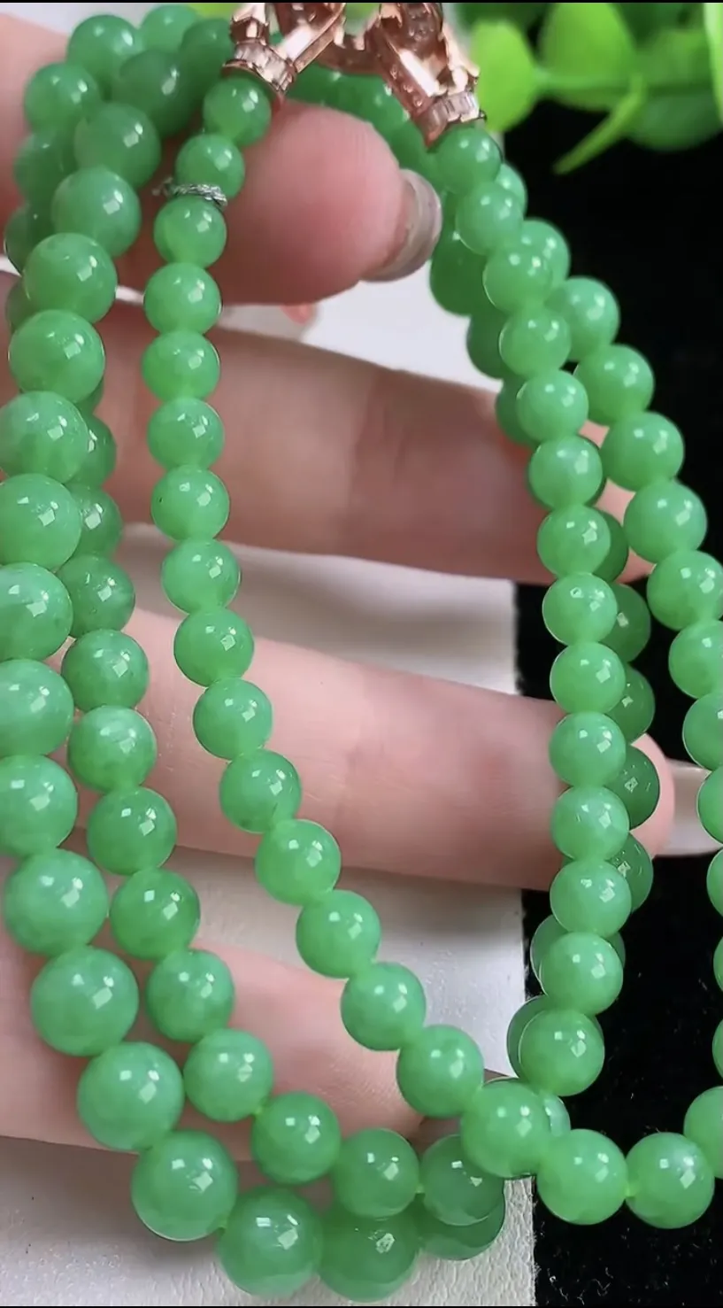 翡翠a货冰种满绿圆珠项链103颗，尺寸5.3，重量:31.36g