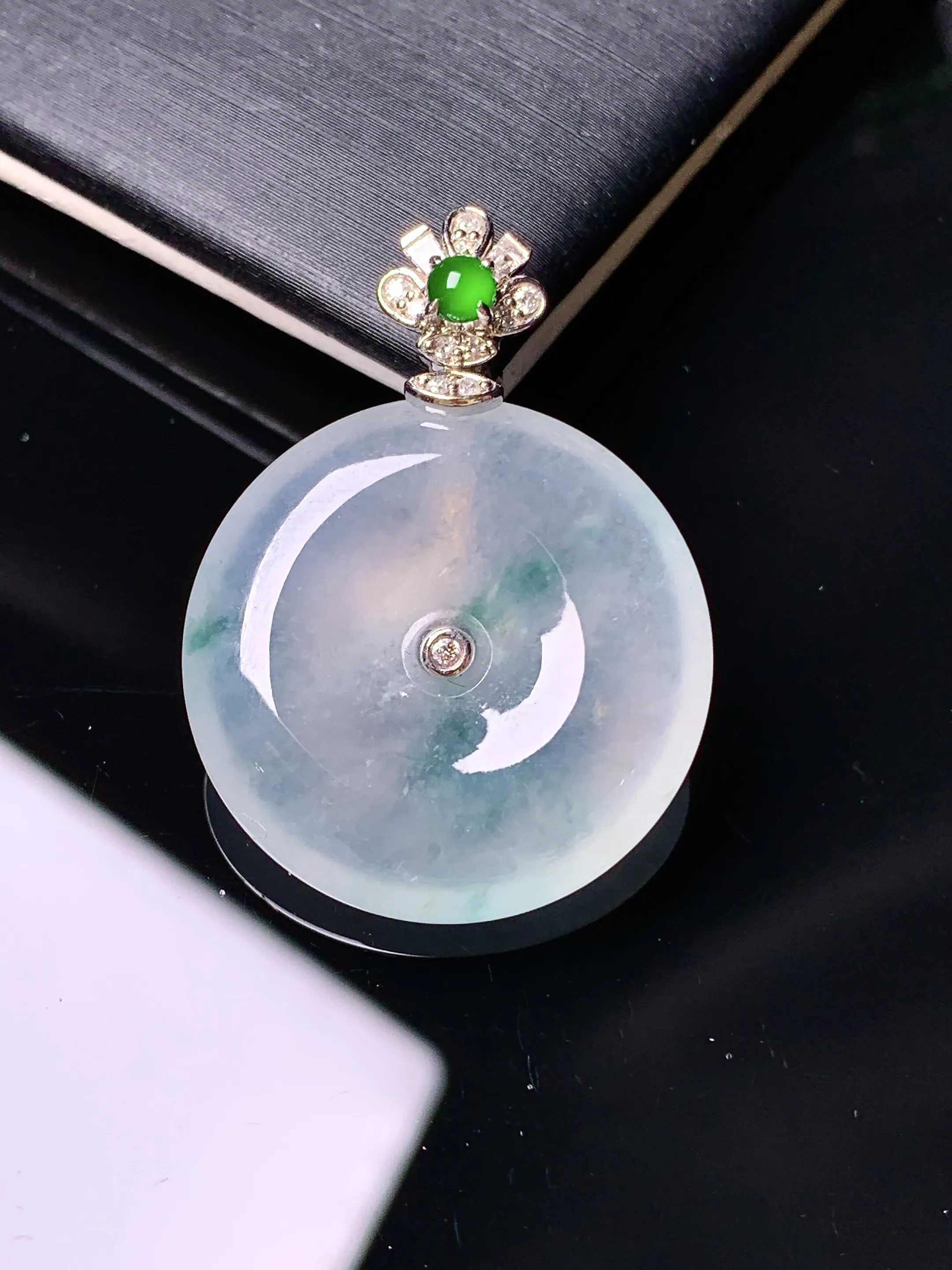 18k金钻镶嵌冰种平安扣吊坠 玉质细腻 色泽艳丽清新 整体尺寸31.5*23*5.8