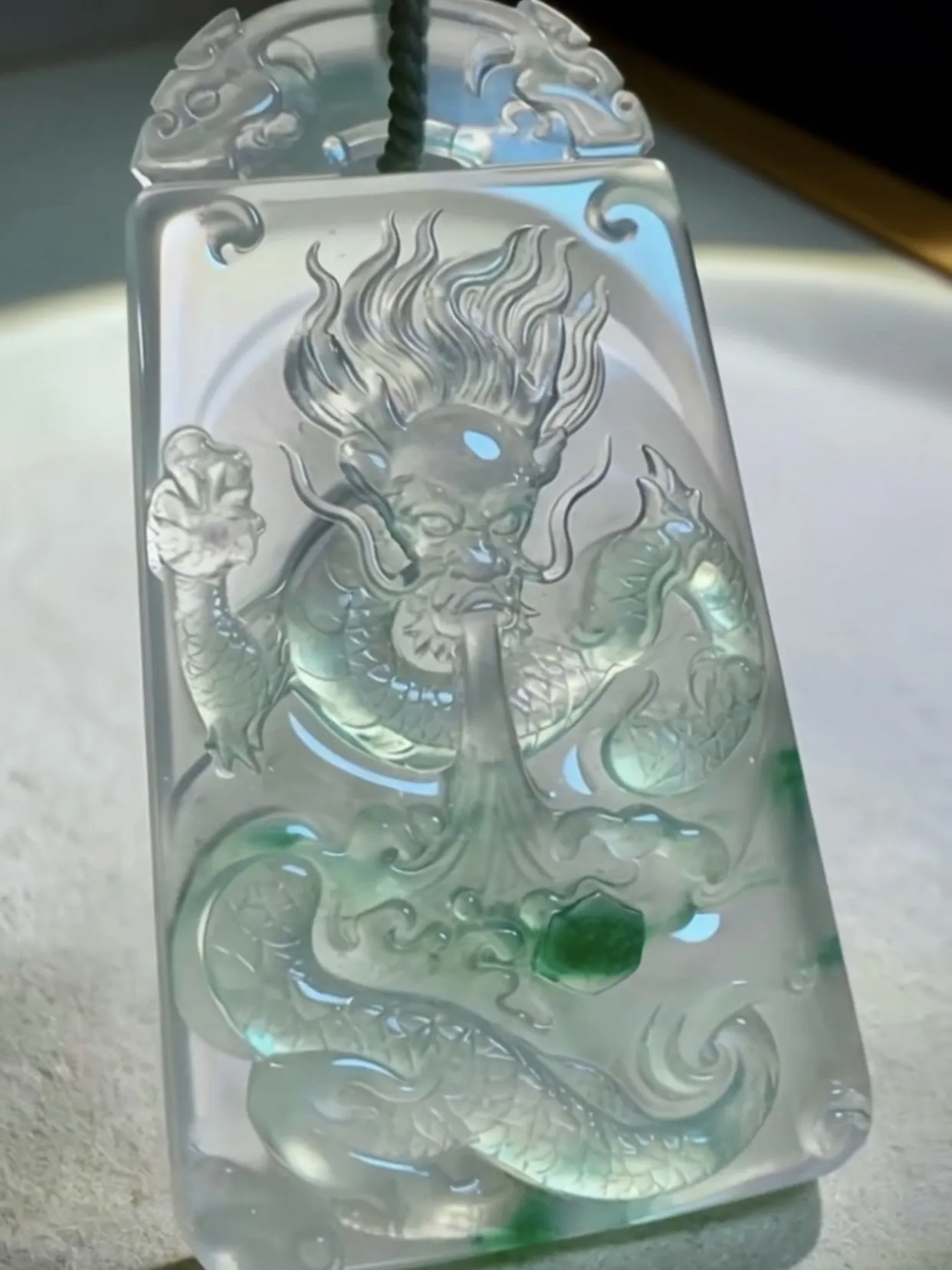 【龙腾四海】，龙牌，
经鼎玉雕艺术作品，
55.5-32.5-7mm，25.35g，