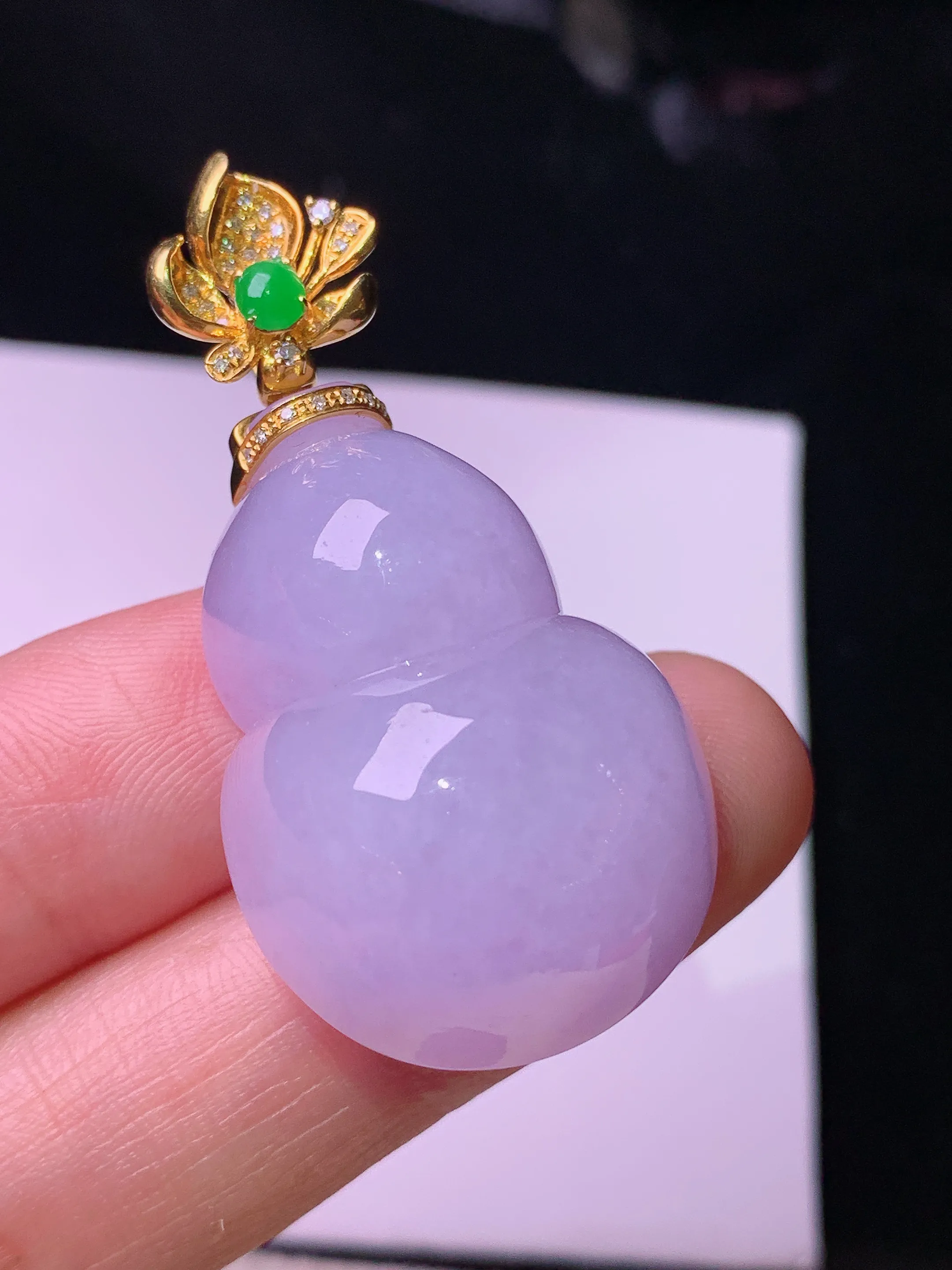 18k金钻镶嵌紫罗兰葫芦吊坠 玉质细腻 色泽艳丽清新 整体尺寸43*21.6*13.8