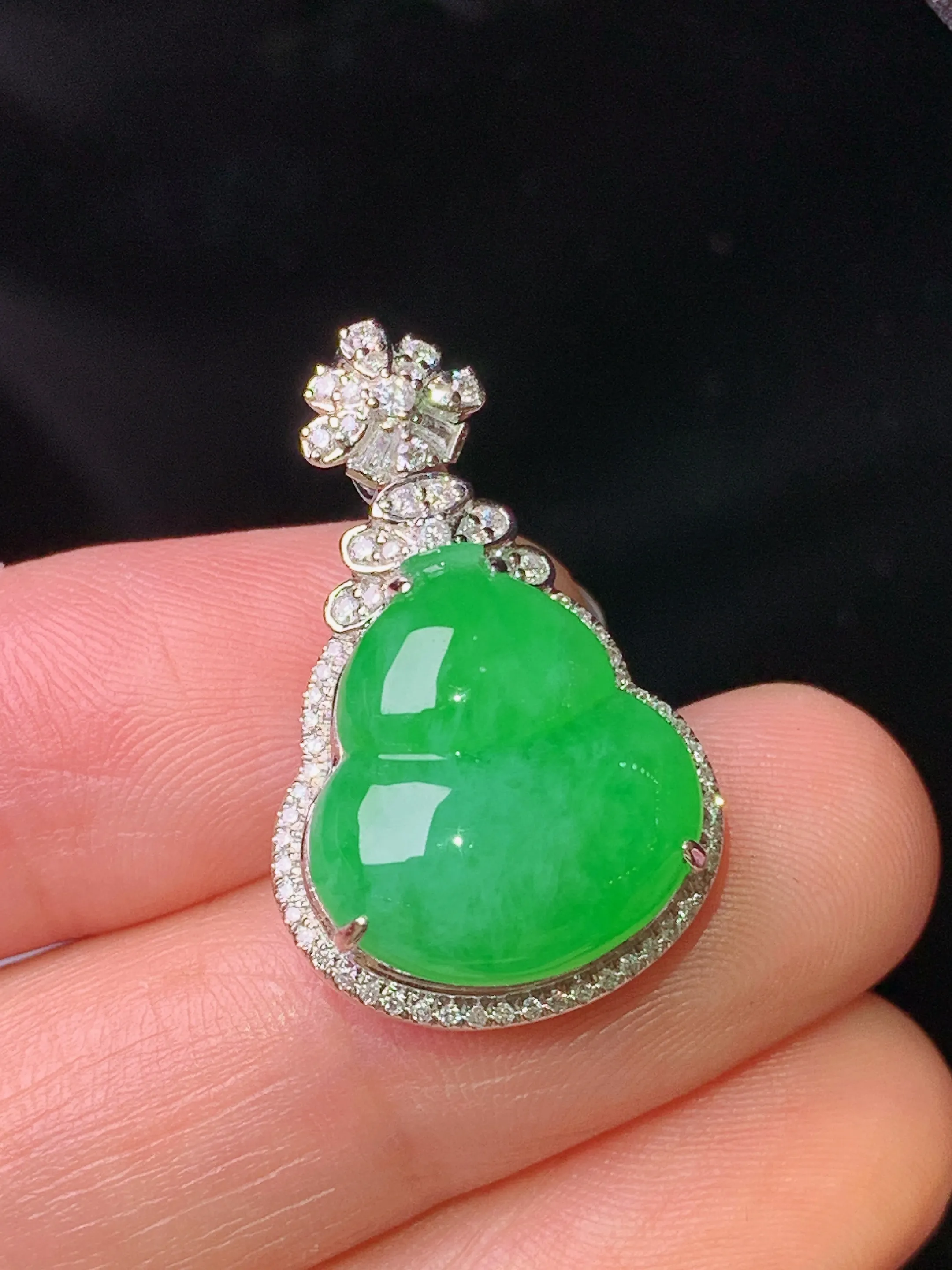 18k金钻镶嵌满绿葫芦吊坠 玉质细腻 色泽艳丽清新 整体尺寸26.3*16.5*9.7