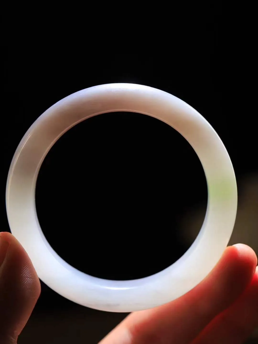 【婉约佳人.手镯】

收藏级️和田玉三色手镯 玉质温润细腻 油性十足 手感舒适，高华雅逸，线条流畅，简约大气，美自天成，素雅高贵。佩戴于腕间，婉约之美，举手投足间透出那份低调奢华。重54.5克 内径53.5mm  尺寸13.2-8.7mm   FDA-111102933