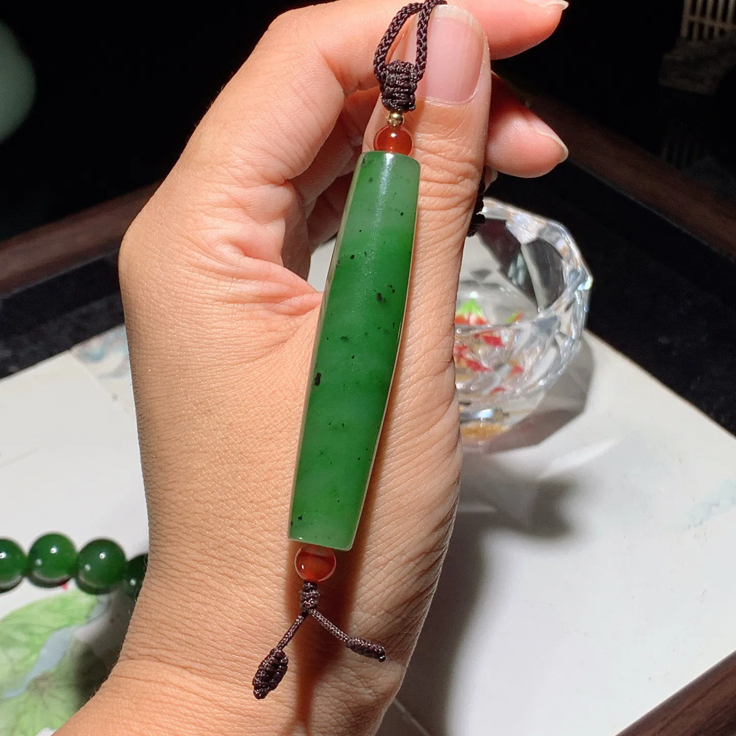 和田玉阳绿俄罗斯碧玉桶珠转运珠挂件。尺寸63/13重23.8克。玉质细腻油润。手推出油。佩戴高端典雅。lt251128